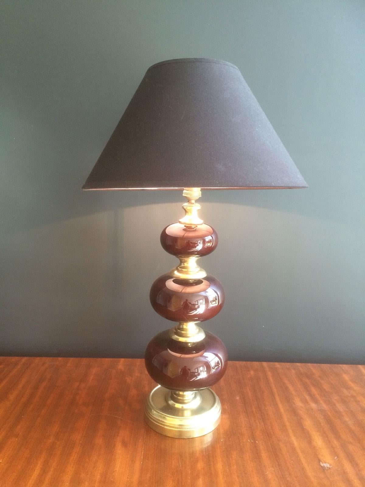 Lampe de bureau en verre rouge et laiton, datant d'environ 1960 en vente 10