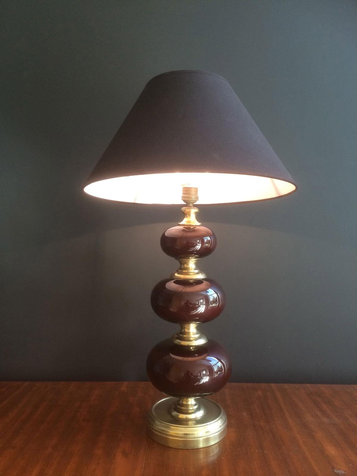 Lampe de bureau en verre rouge et laiton, datant d'environ 1960 en vente 11