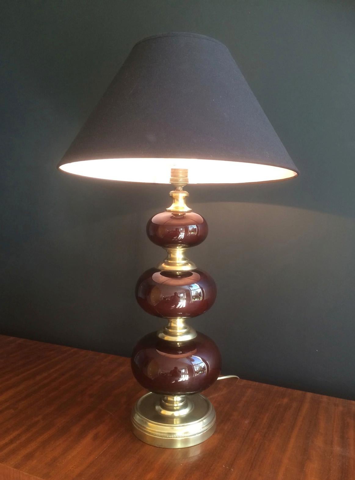 Mid-Century Modern Red Glass and Brass Table Lamp, circa 1960 For Sale