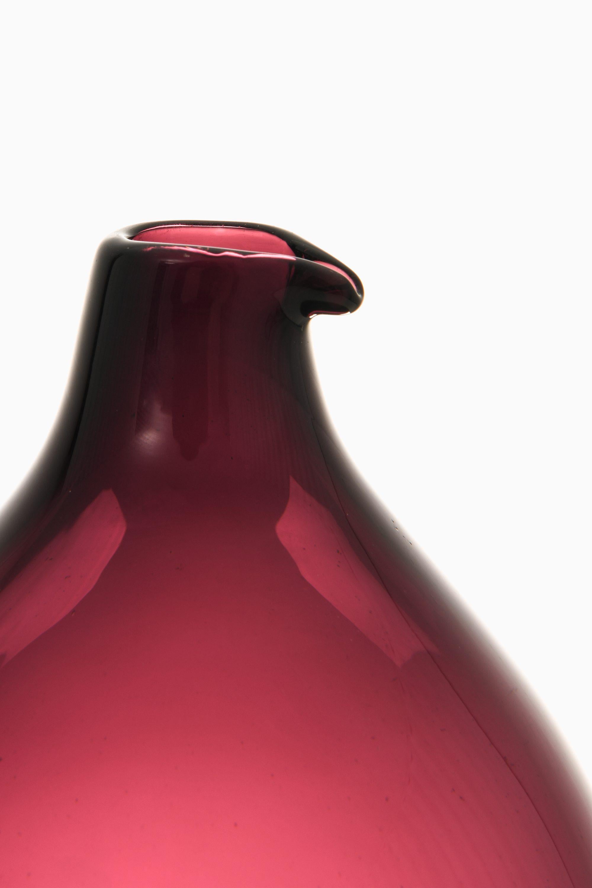 Scandinave moderne Bouteille / Vase en verre rouge de Timo Sarpaneva, 1957 en vente
