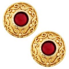 Orecchini a moneta con cabochon in vetro rosso di Edouard Rambaud, anni '90