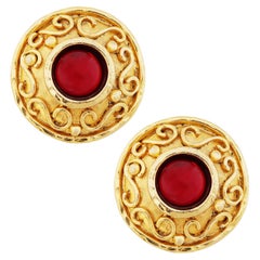 Boucles d'oreilles fantaisie en verre rouge avec pièce en cabochon par Edouard Rambaud, années 1990