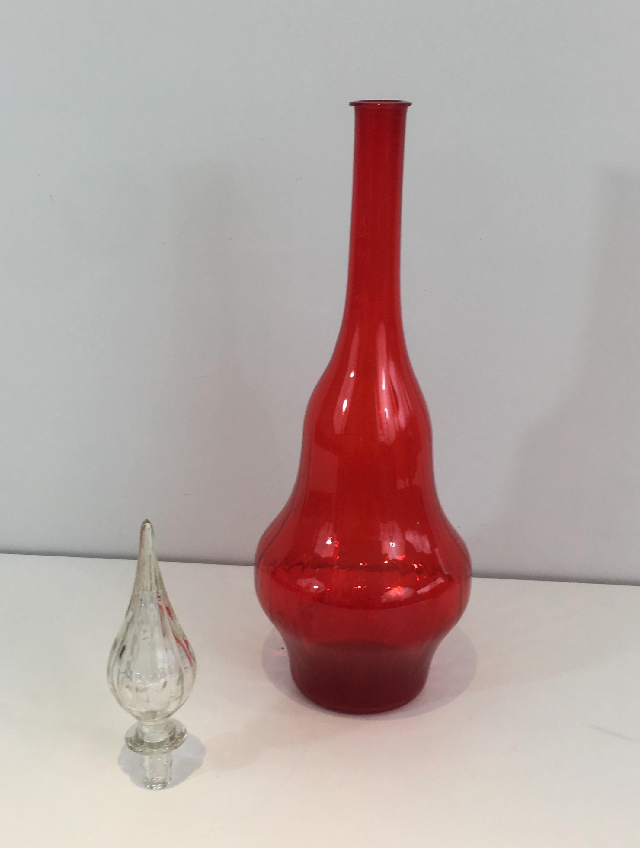 Red Glass Design Bottle, Circa 1970 In Good Condition For Sale In Marcq-en-Barœul, Hauts-de-France