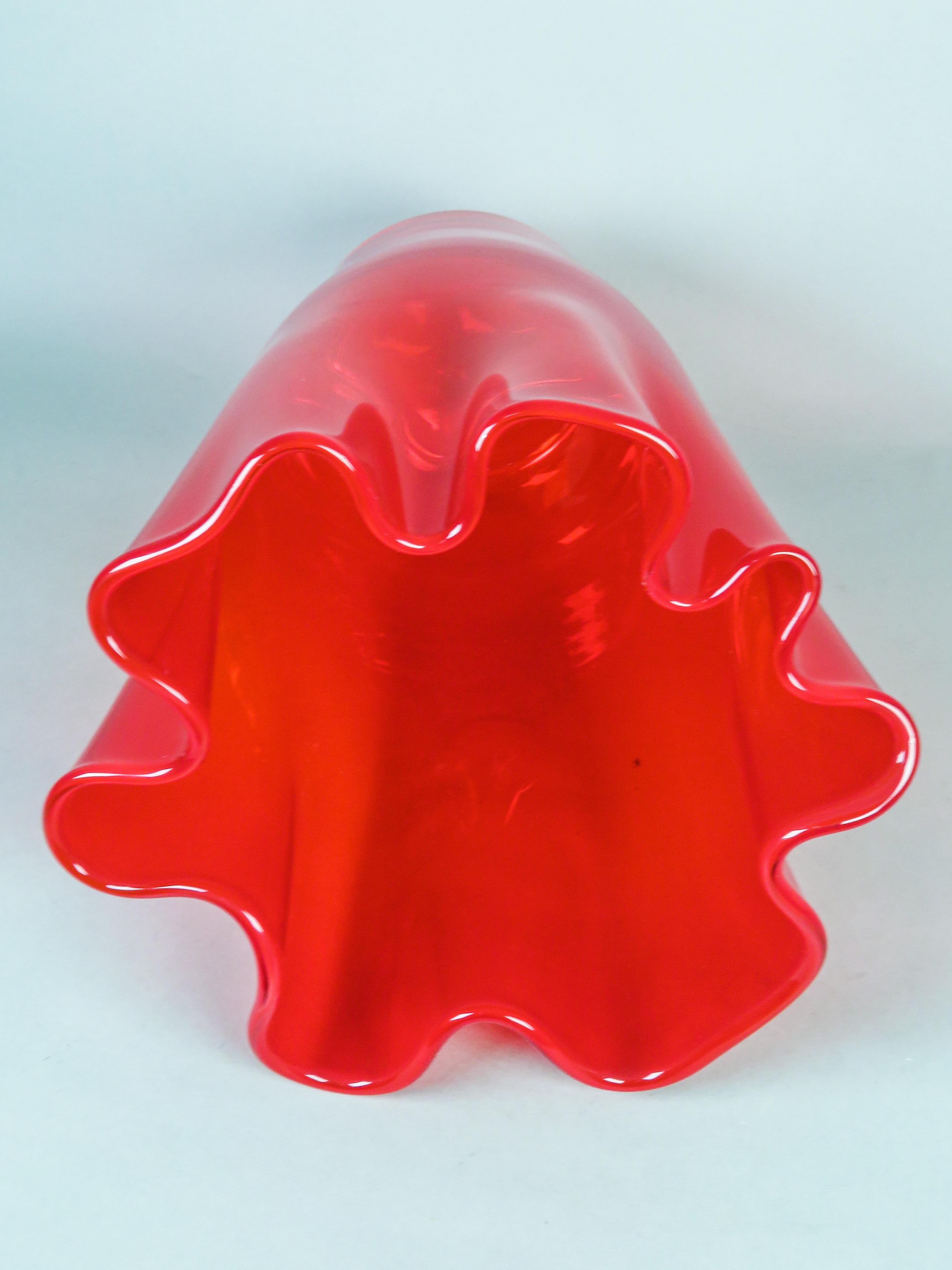 Red glass fazzoletto vase, designed by Fulvio Bianconi for Venin For Sale 4