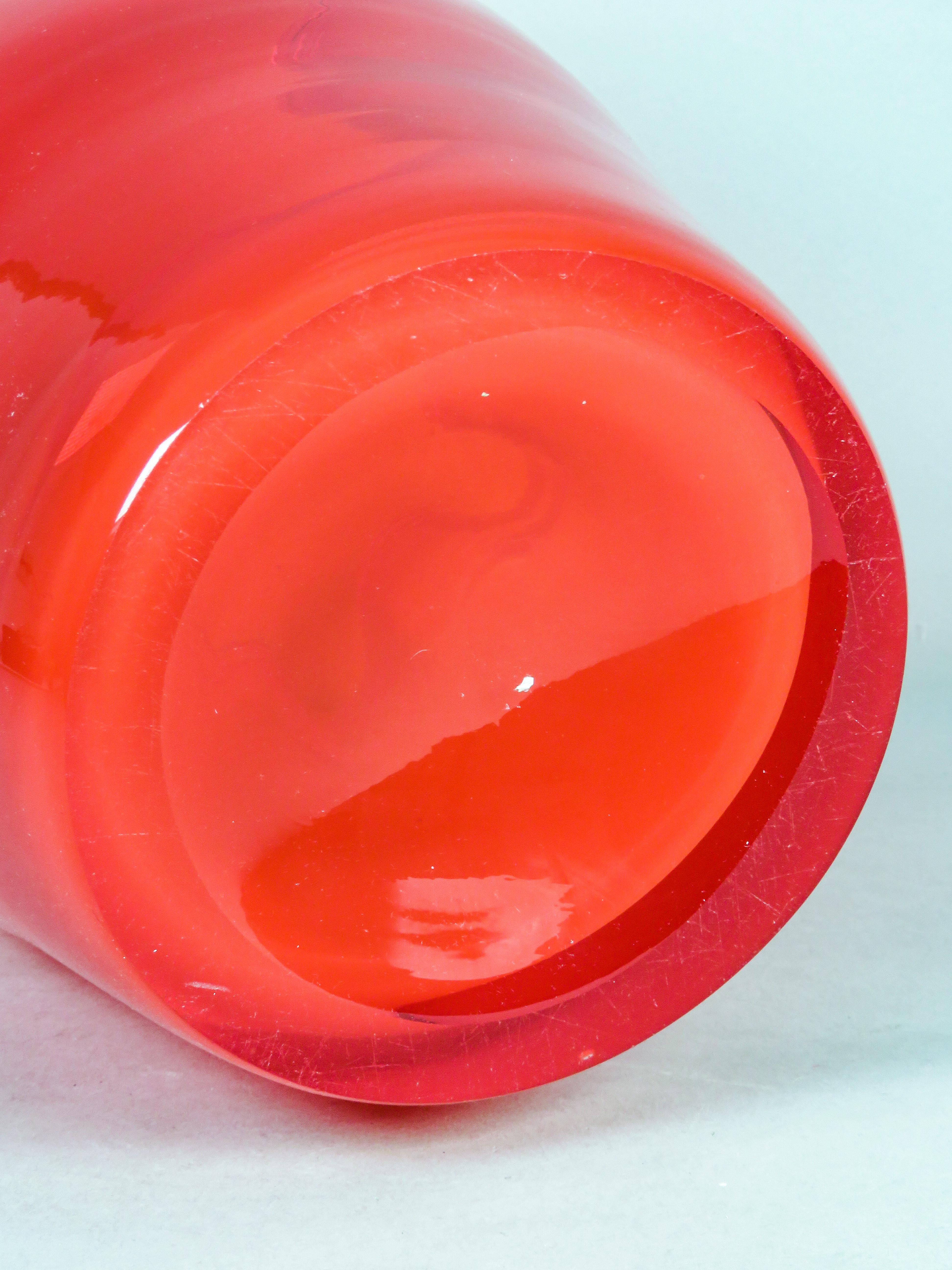 Red glass fazzoletto vase, designed by Fulvio Bianconi for Venin For Sale 6