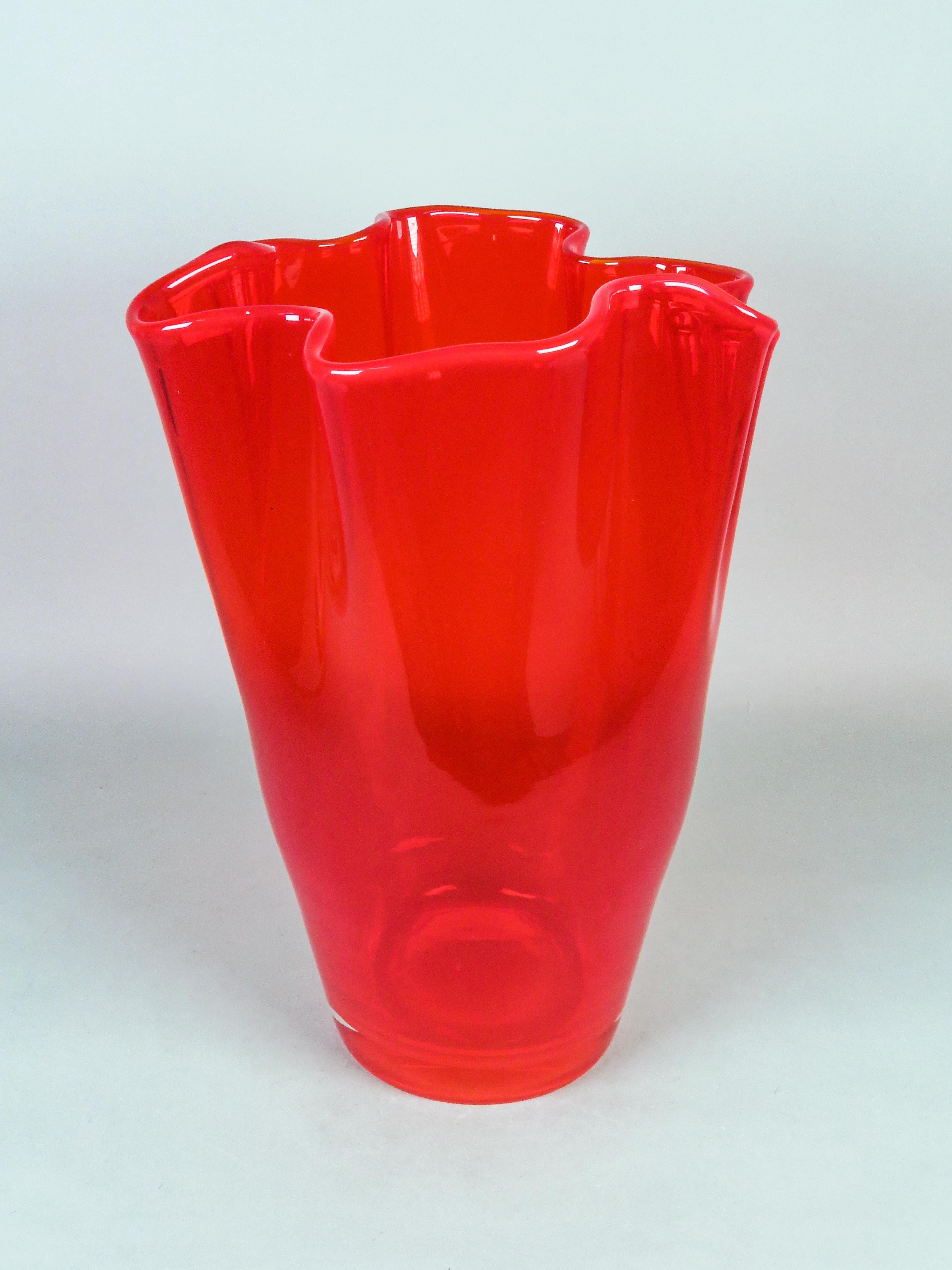 Red glass fazzoletto vase, designed by Fulvio Bianconi for Venin In Good Condition For Sale In Madrid, España