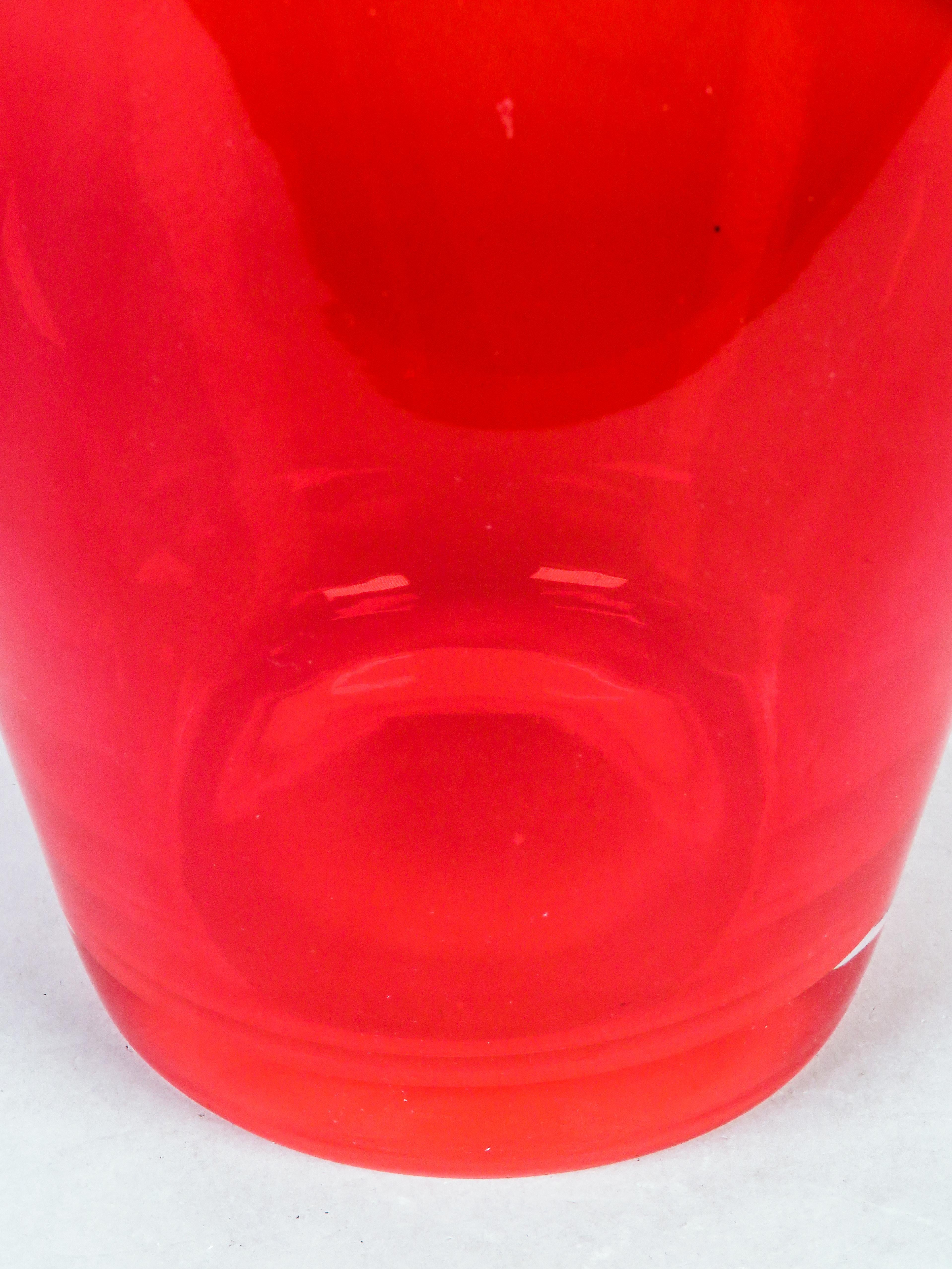 Red glass fazzoletto vase, designed by Fulvio Bianconi for Venin For Sale 2