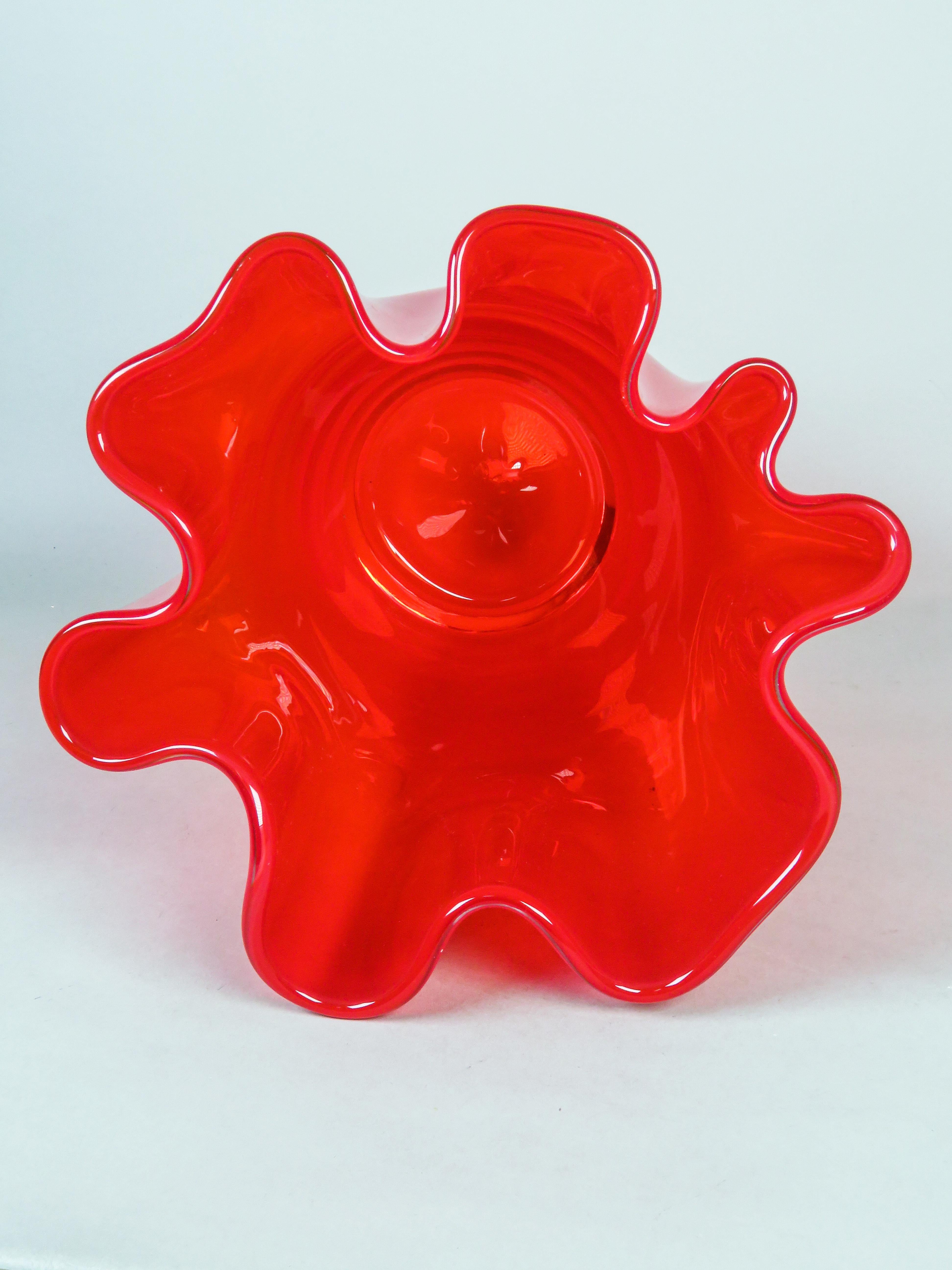 Red glass fazzoletto vase, designed by Fulvio Bianconi for Venin For Sale 3