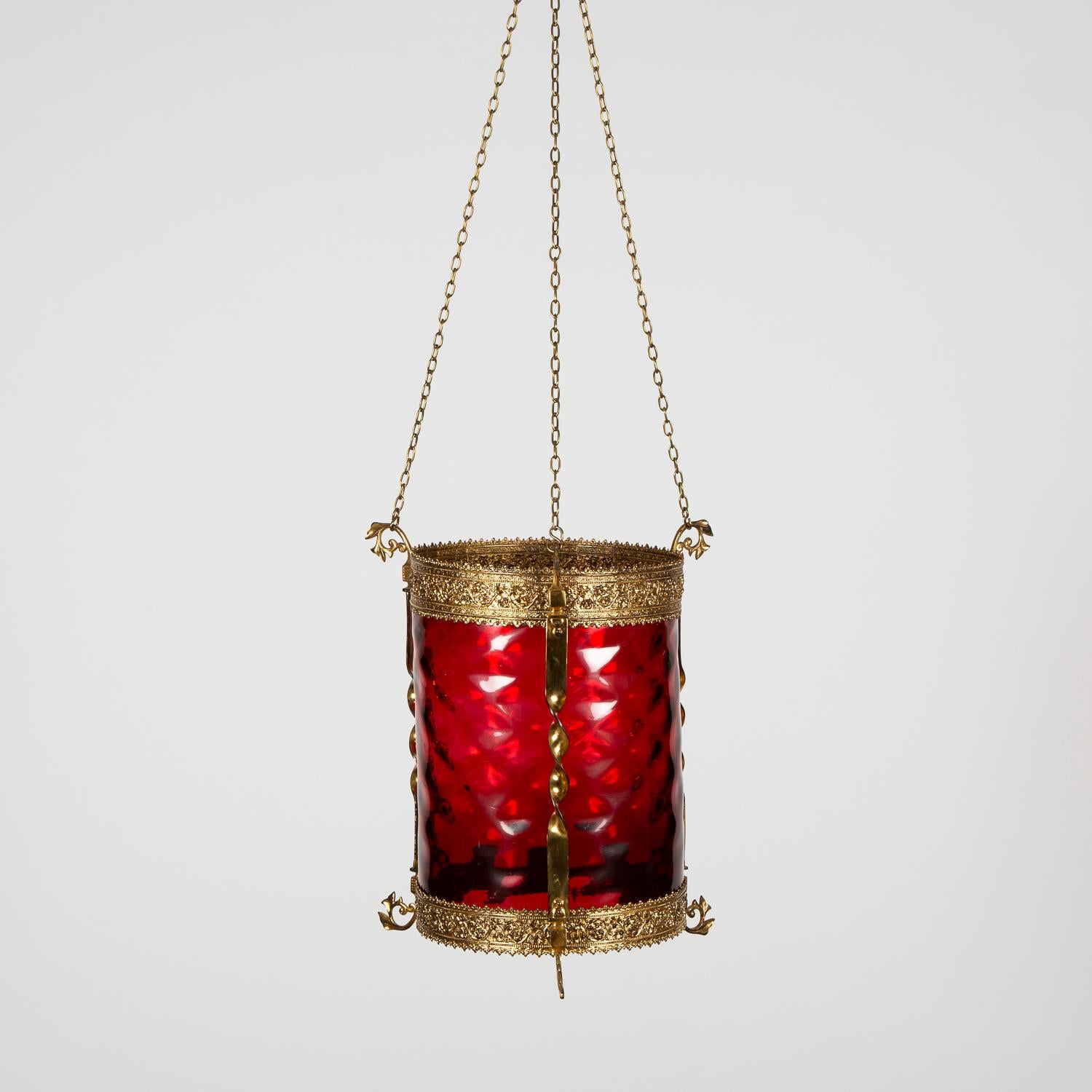 A gilt bronze hanging light with dimpled red glass.

Measures: Height when hanging: 34 inches - 86 cm. (Chains can be reduced).


 