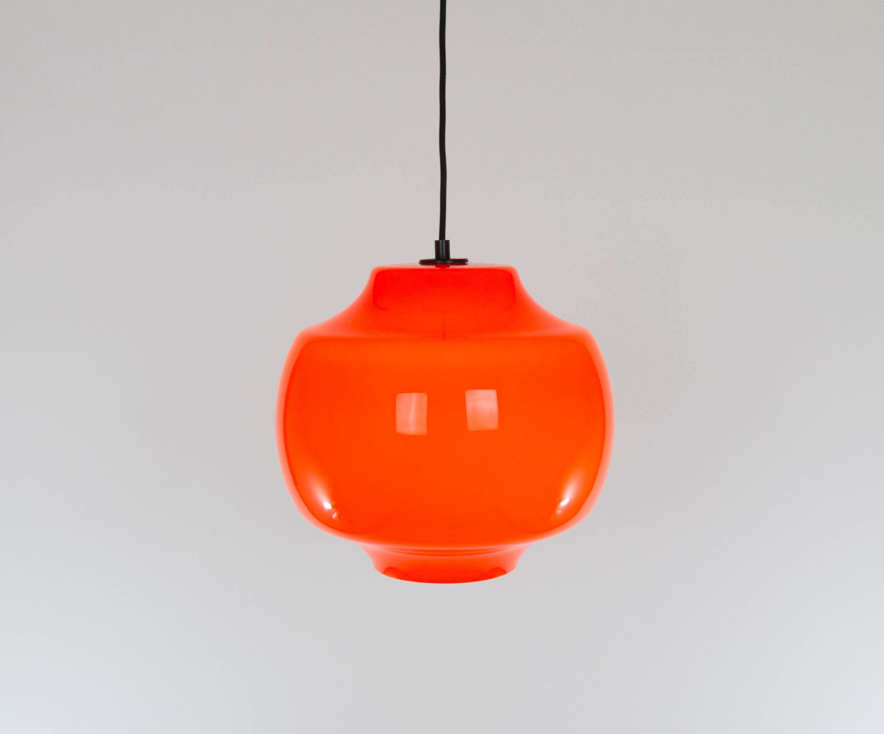 Red Model L 63 glass pendant designed in the 1960s by Alessandro Pianon for Venetian glassmaker Vistosi.

The glass is subtle and still in beautiful vintage condition. The metal ceiling cap is original. 

The lamp has been rewired with 2 m high-end