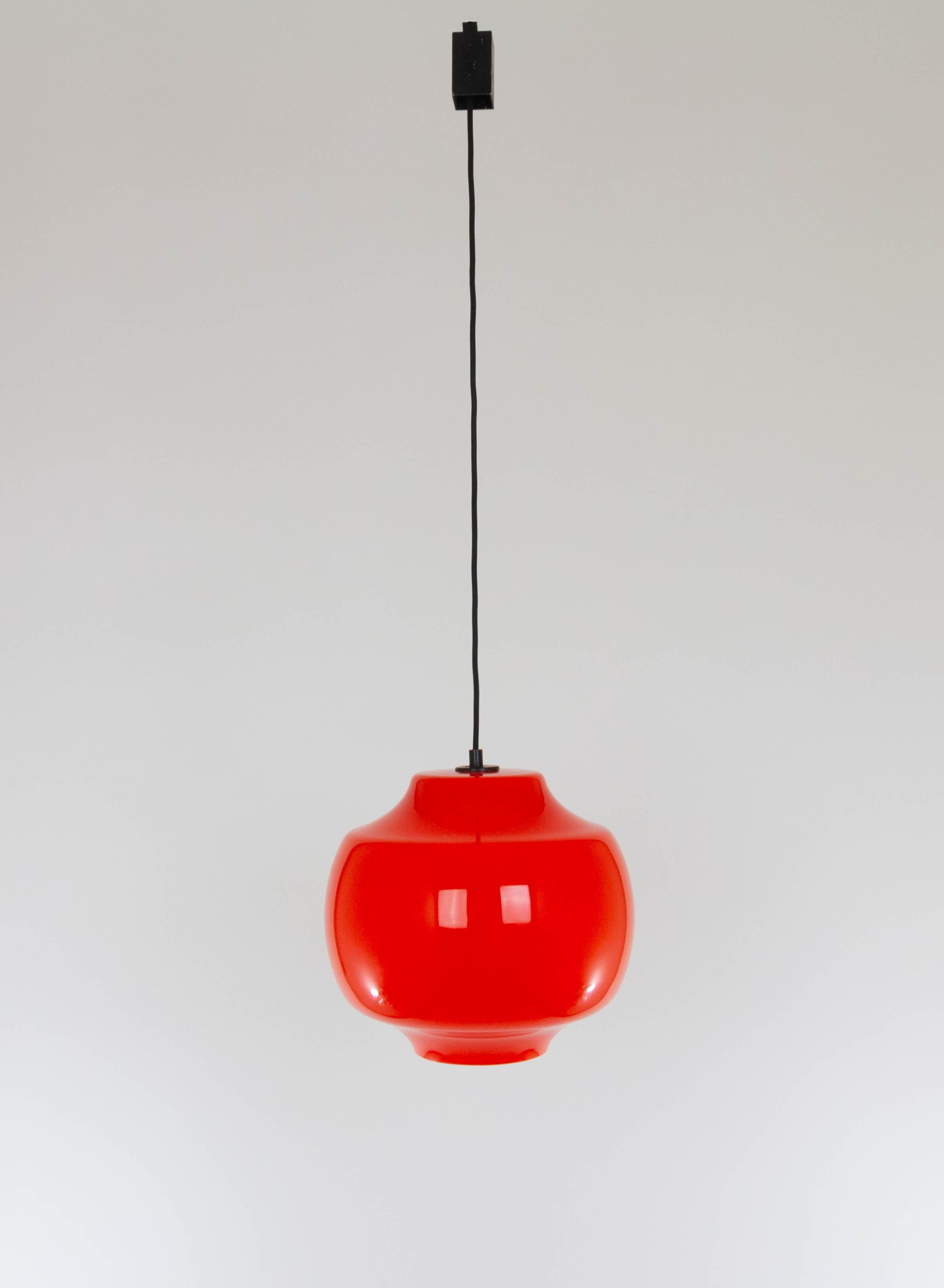 Red glass pendant by Alessandro Pianon for Vistosi, 1960s In Good Condition For Sale In Rotterdam, NL