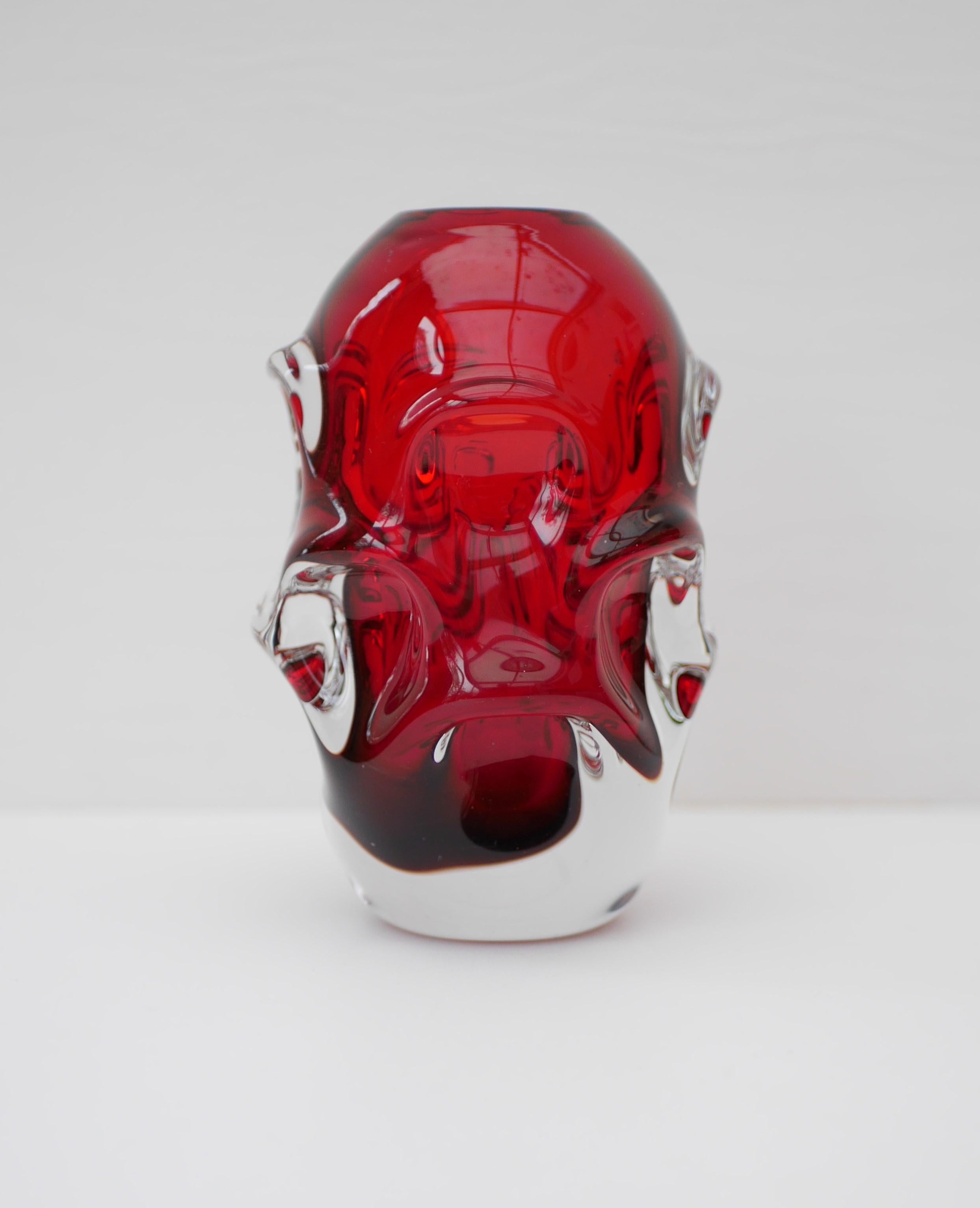 Eine atemberaubende rote Glasvase von Börne Augustsson för Åseda Glassworks, Schweden. Unsigniert aus den 1950er Jahren. Diese atemberaubende modernistische Glasvase ist ein echtes Statement.

Åseda wurde am 29. Juni 1946 gegründet und am 14. März