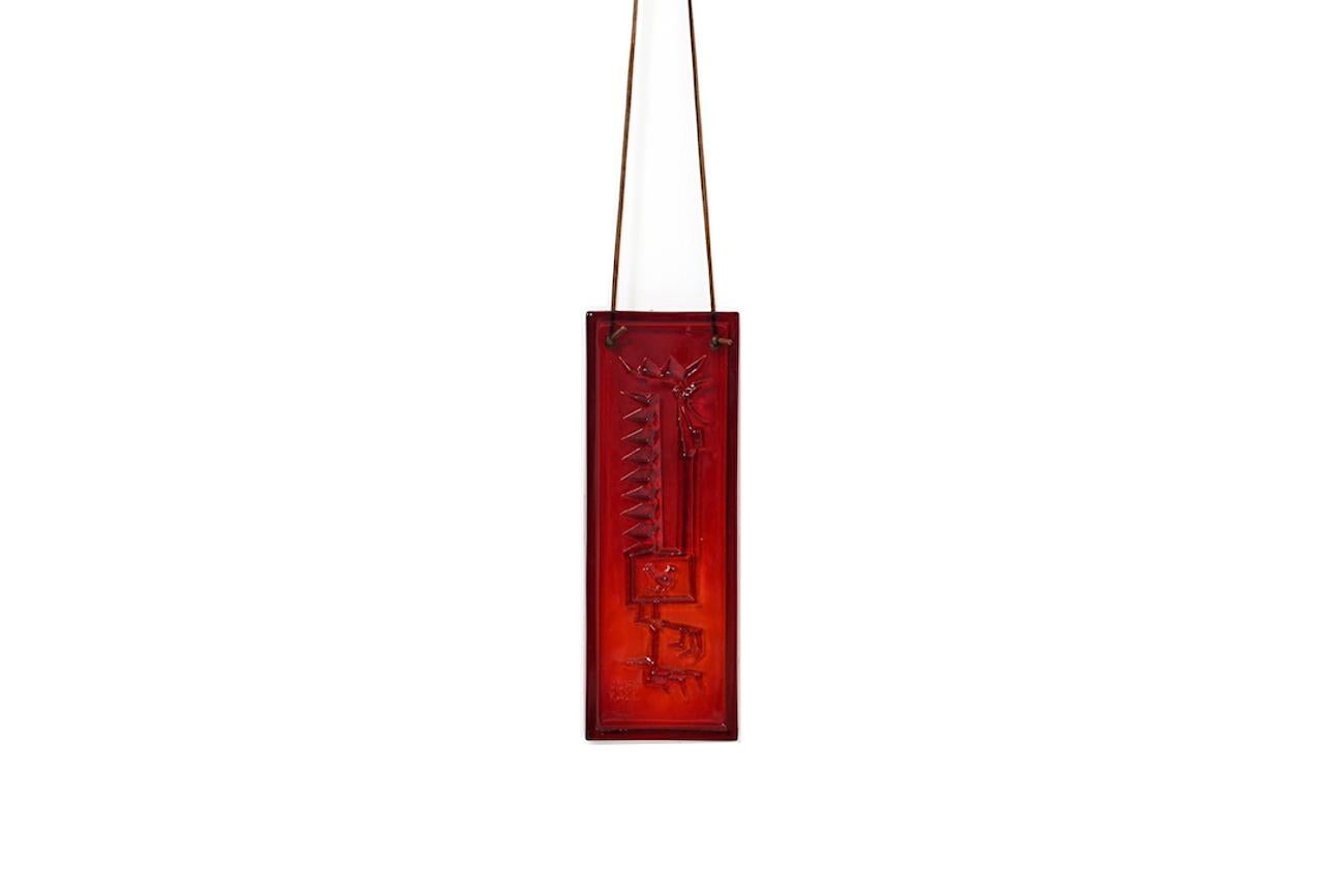 Red glass wall plaque designed by John Käll for Elme. Sweden, 1960s.

very good. Ready to hang.

Size:
13 x 35.5 CM (W x H).