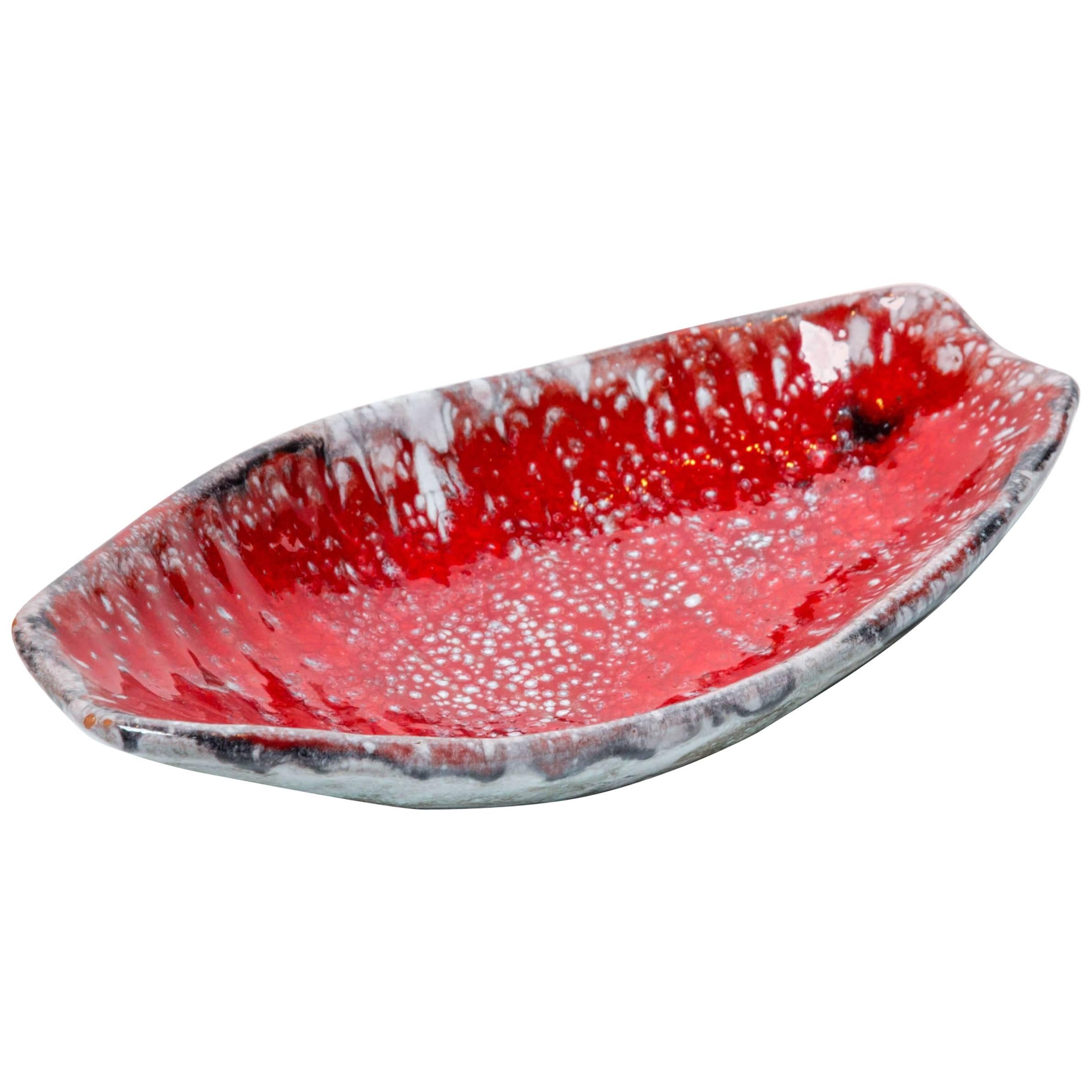 Plat en céramique émaillée rouge d'Arlette Roux Juan