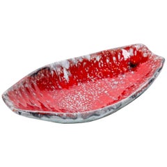 Plat en céramique émaillée rouge d'Arlette Roux Juan