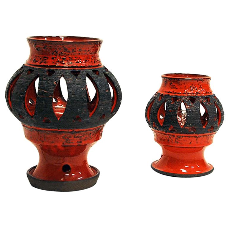 Tolles Paar schwedischer Keramik-Tischlampen von Nykirka Motala Keramik, 1960er Jahre, Schweden. Glasierte, handgefertigte Steingutlampen in einer schönen Farbmischung aus Braun, Rot und Schwarz. Zwei verschiedene Größen. Eine kleinere und eine