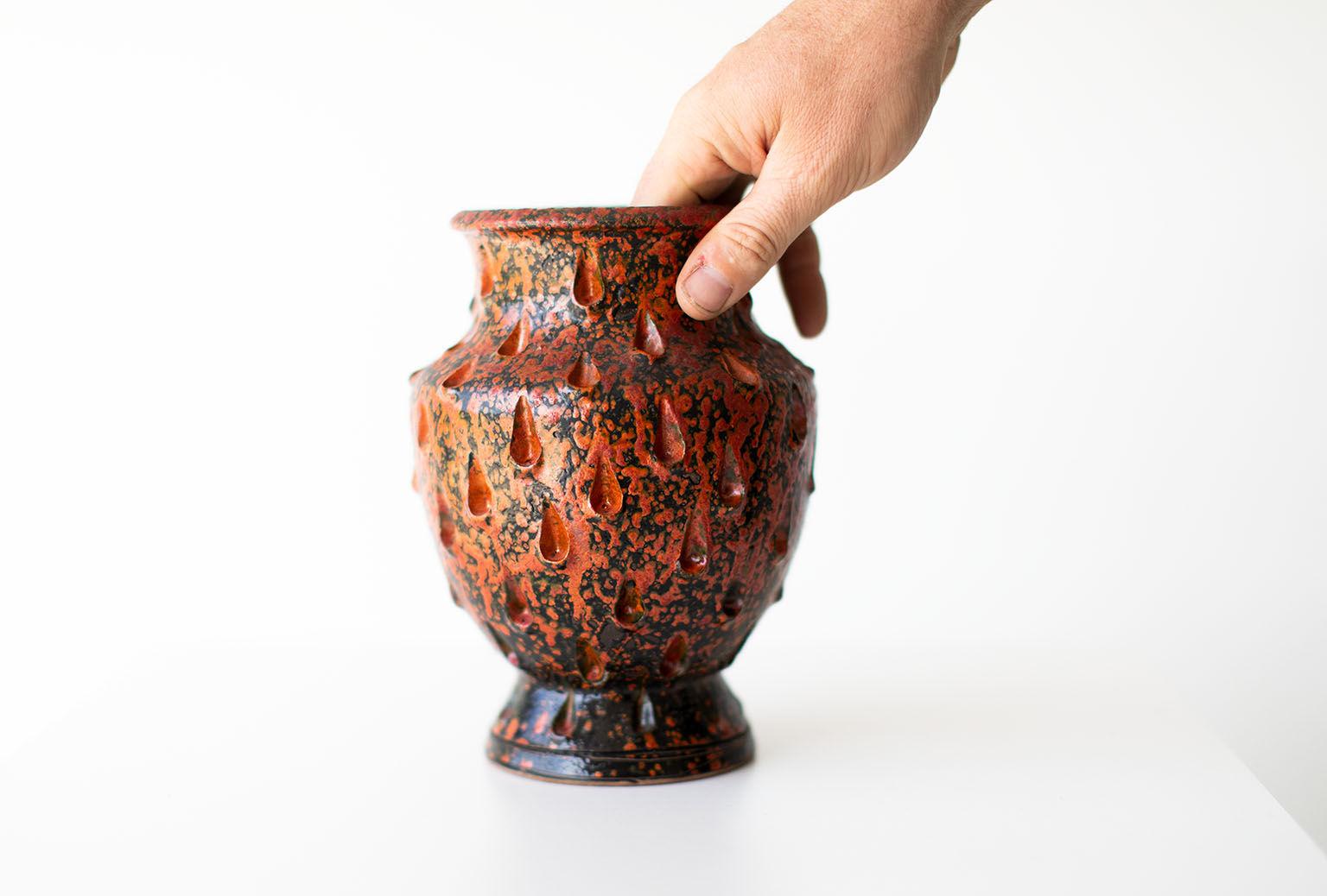 Produttore: Sconosciuto

Importatore: Sconosciuto
Periodo o modello: Medioevo Moderno. 
Specifiche: Ceramica

Condizioni: 

Questo vaso italiano smaltato di rosso, noto come 