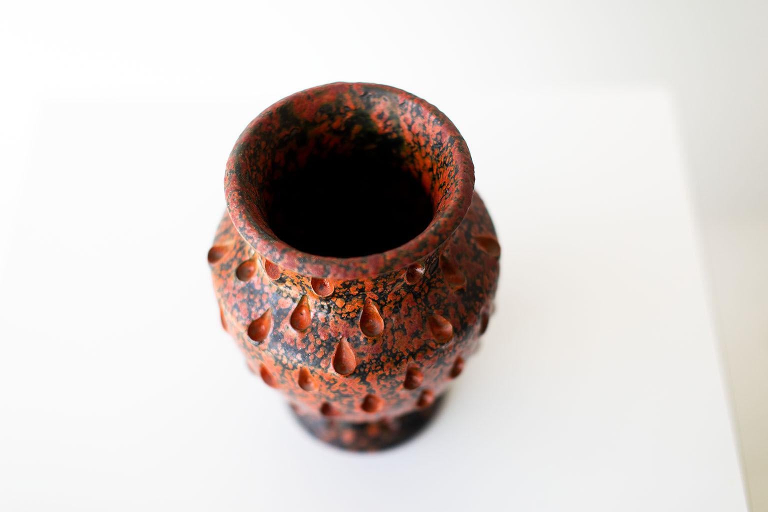 Metà XX secolo Vaso italiano smaltato rosso in vendita