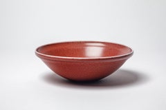 Coupe en porcelaine émaillée rouge de Robert Deblander, vers 1990.