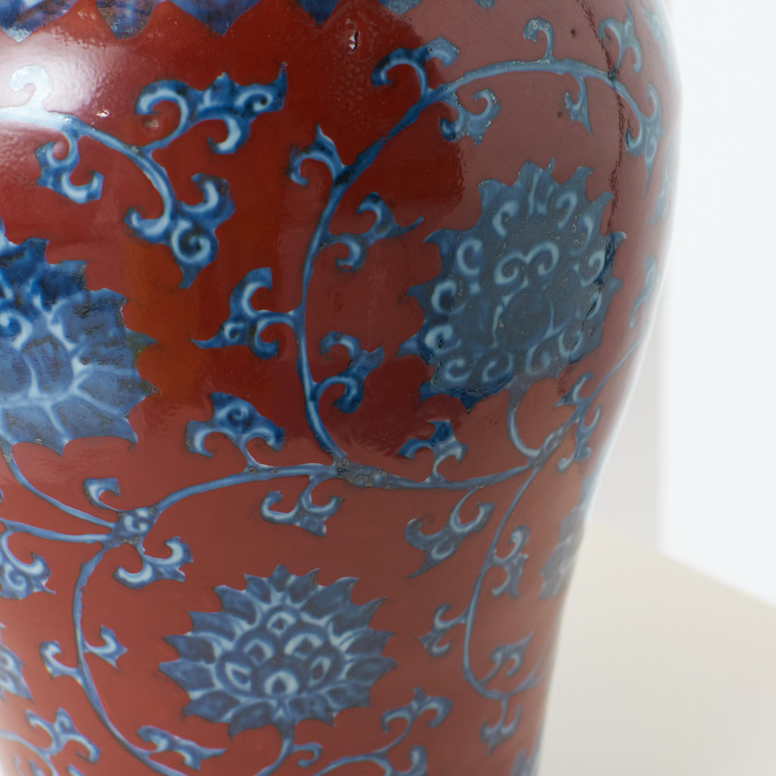 Rot glasierte Porzellanvase mit floralem Design

Dekorative Pflaumenvase aus chinesischem Porzellan mit blau-weißem Blumendekor auf rotem Grund, auf dem Korpus mit der Marke 製年德宣明大 versehen, was 