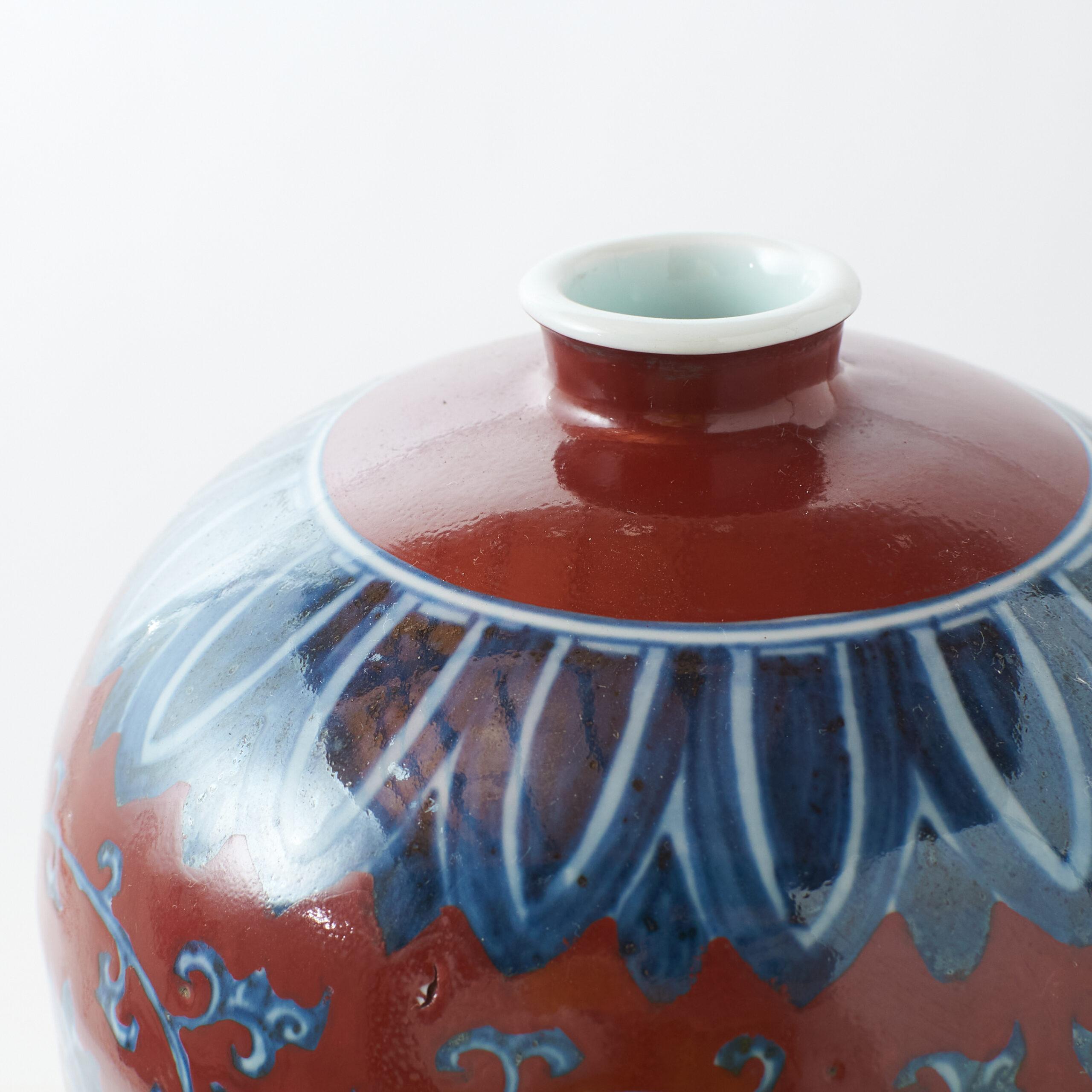 Rot glasierte Porzellanvase mit floralem Design (Chinesisch) im Angebot