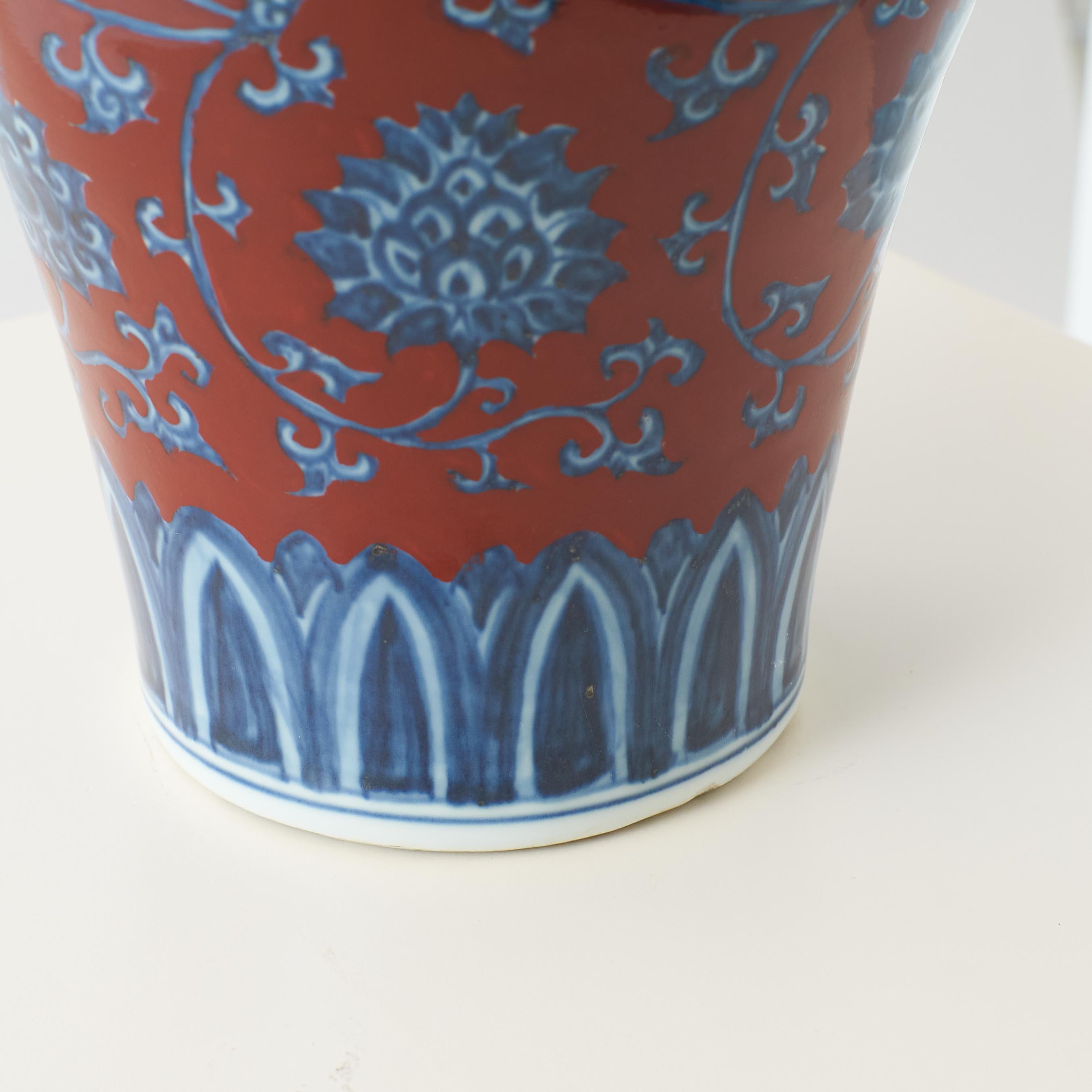 Vase en porcelaine émaillée rouge avec design floral Bon état - En vente à San Francisco, CA