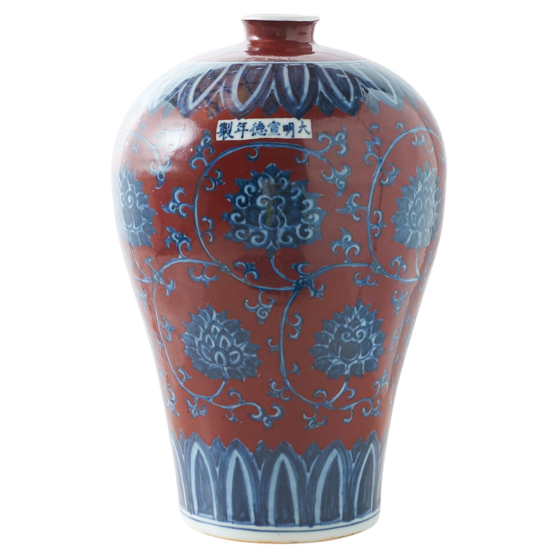 Rot glasierte Porzellanvase mit floralem Design im Angebot