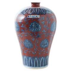Rot glasierte Porzellanvase mit floralem Design