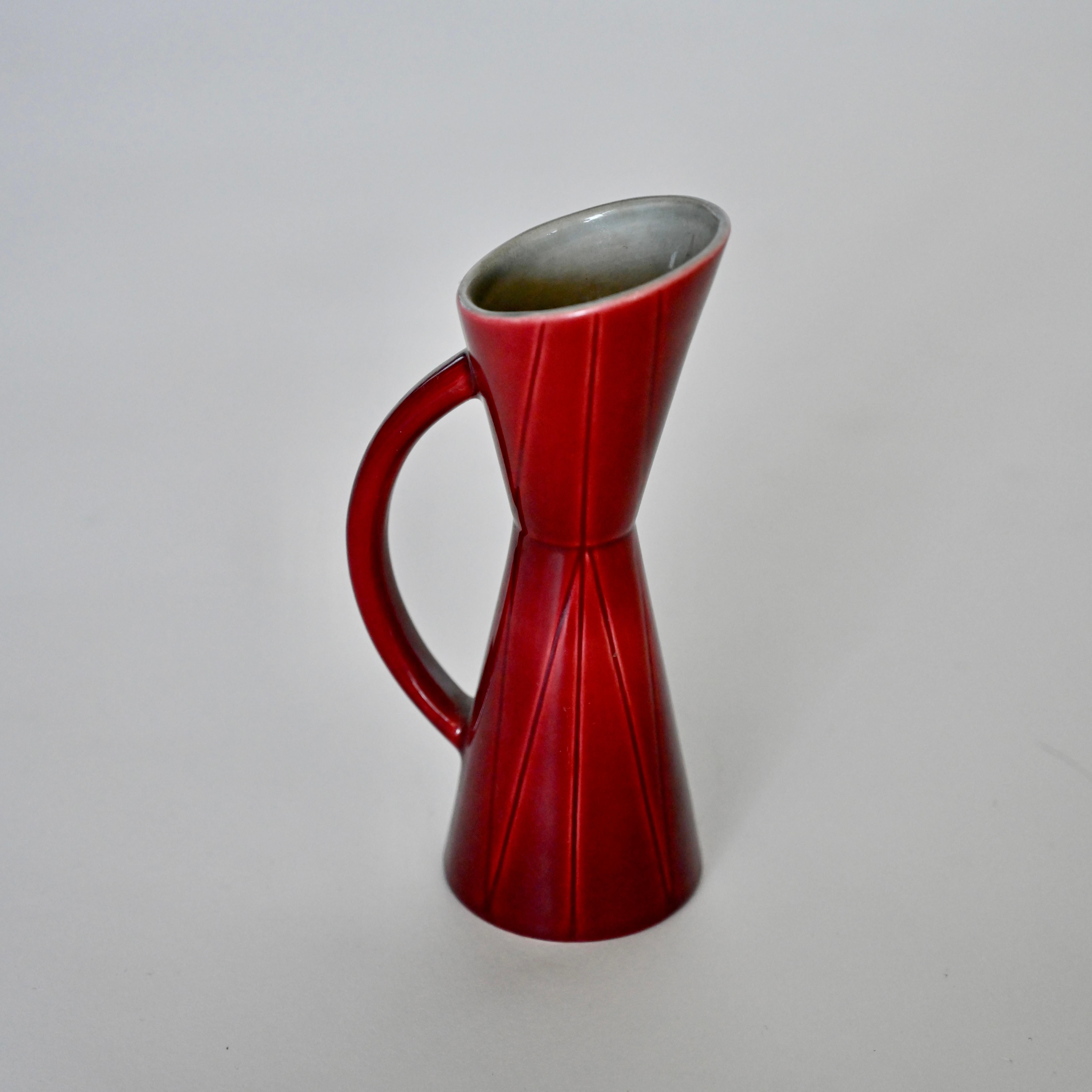 Magnifique pichet / vase avec une riche glaçure rouge. Marqué Rörstrand à la base. Suède, milieu du 20e siècle.