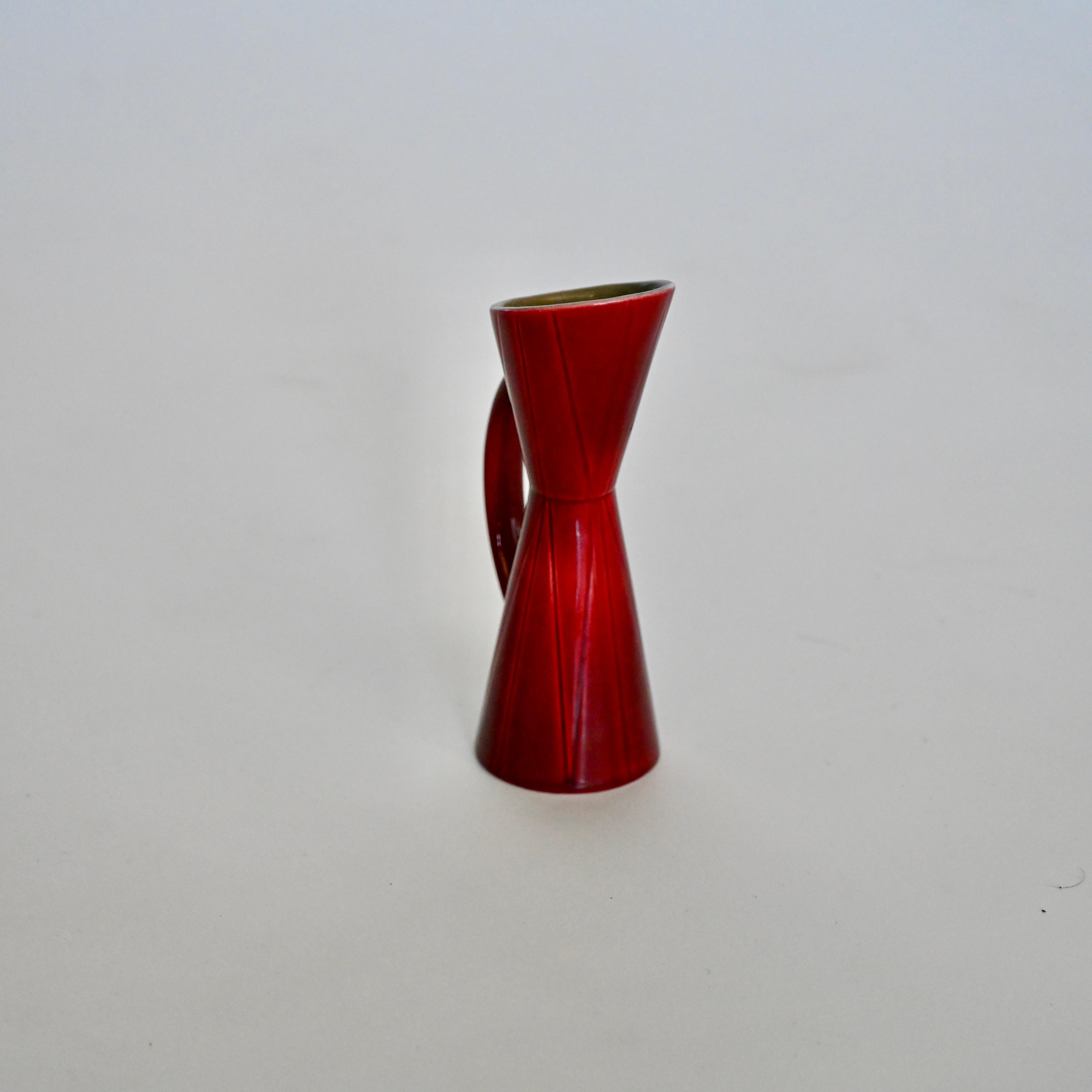 Scandinave moderne Pichet / vase Rörstrand émaillé rouge en vente