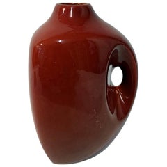 Vase en porcelaine de Zsolnay émaillée rouge de Janos Torok:: 1960