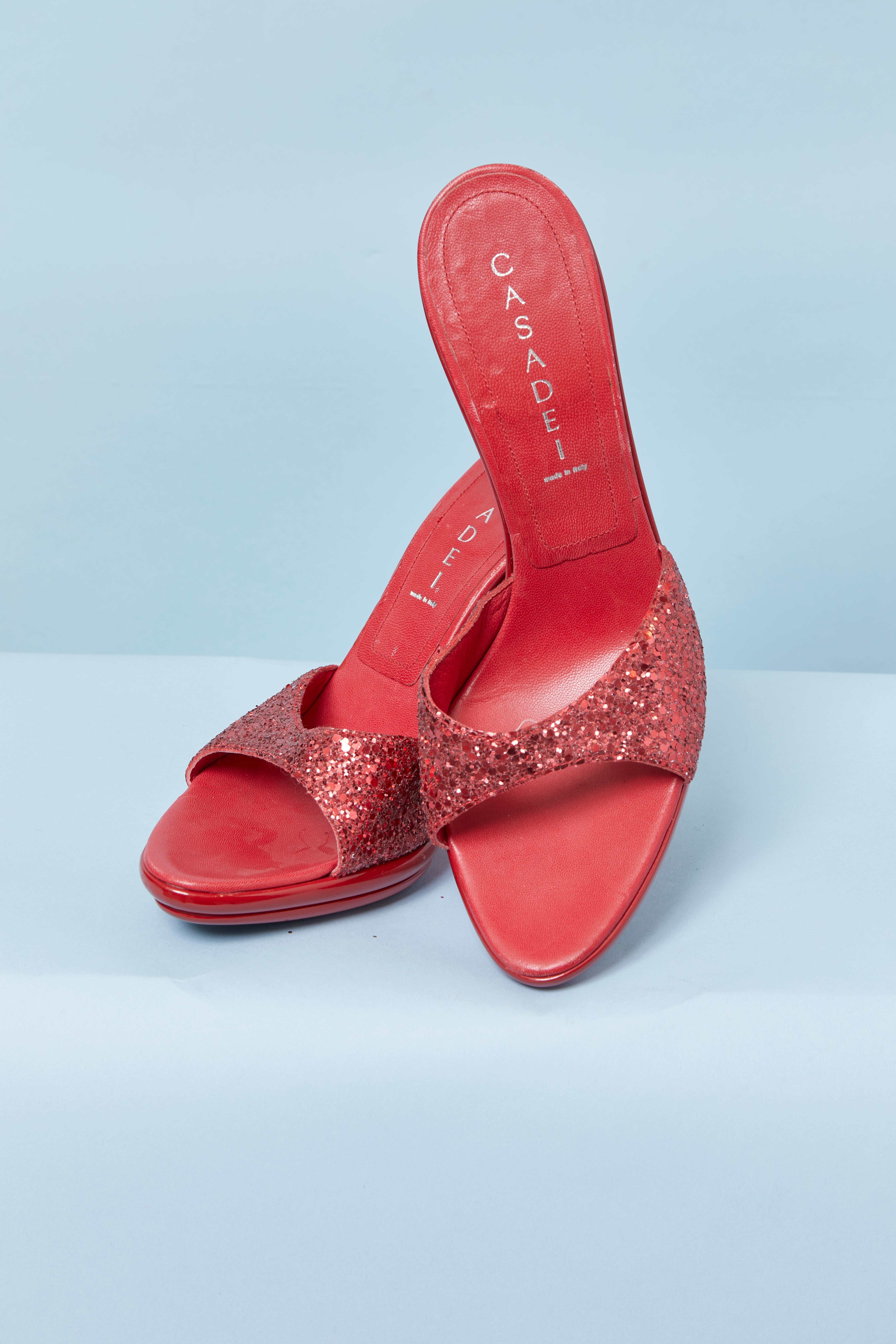 De las mujeres Mules rojos de purpurina y piel con tacón rojo de plexiglás transparente CASADEI en venta