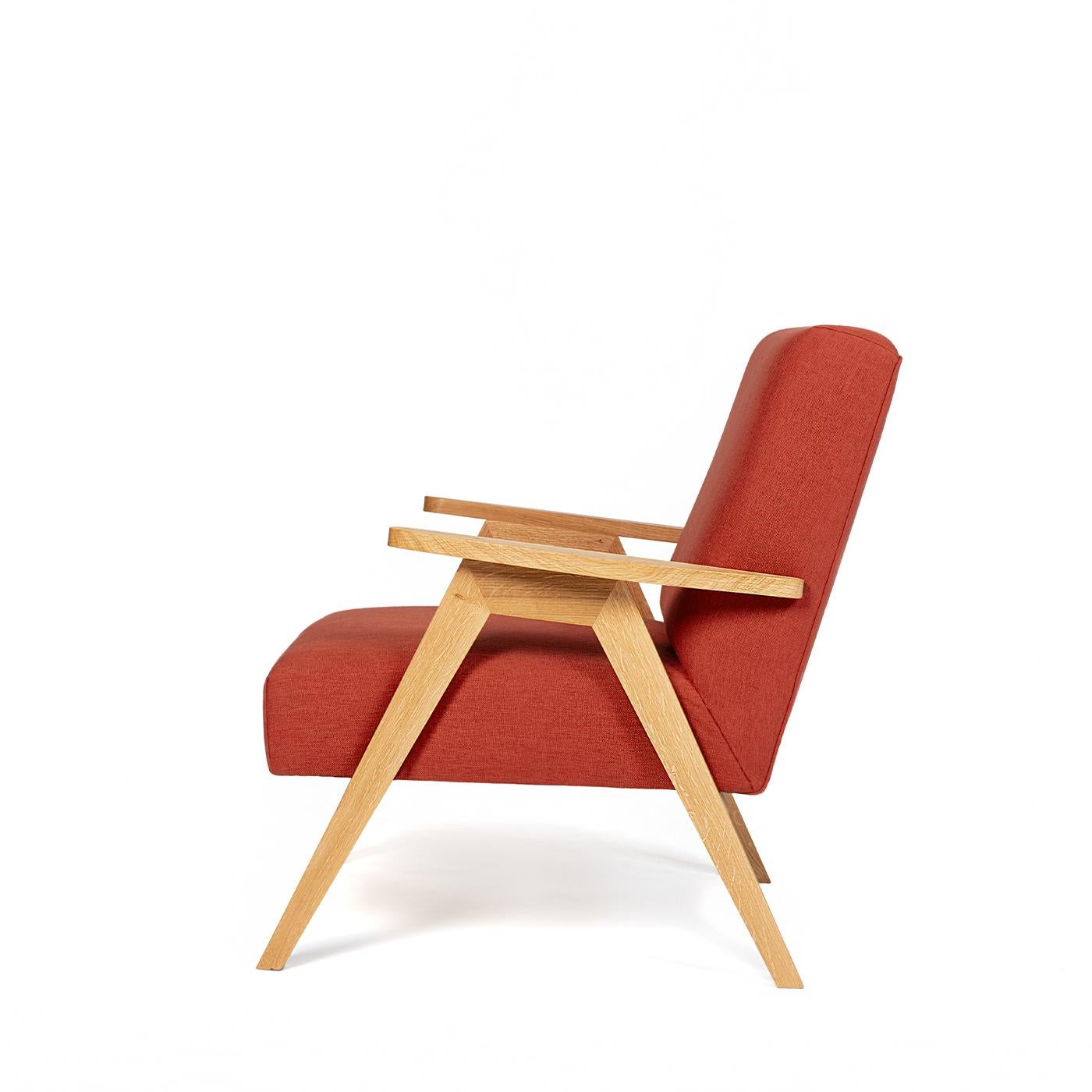 This armchair with clean, modern lines and a pop of color invites you to curl up with a good book. This chair has a solid oak structure and an oil-based varnish finish. The seat and back structure in plywood have foam padding a soft sensation, and