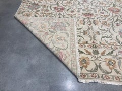 Tapis à motifs floraux rouges, or et argentés