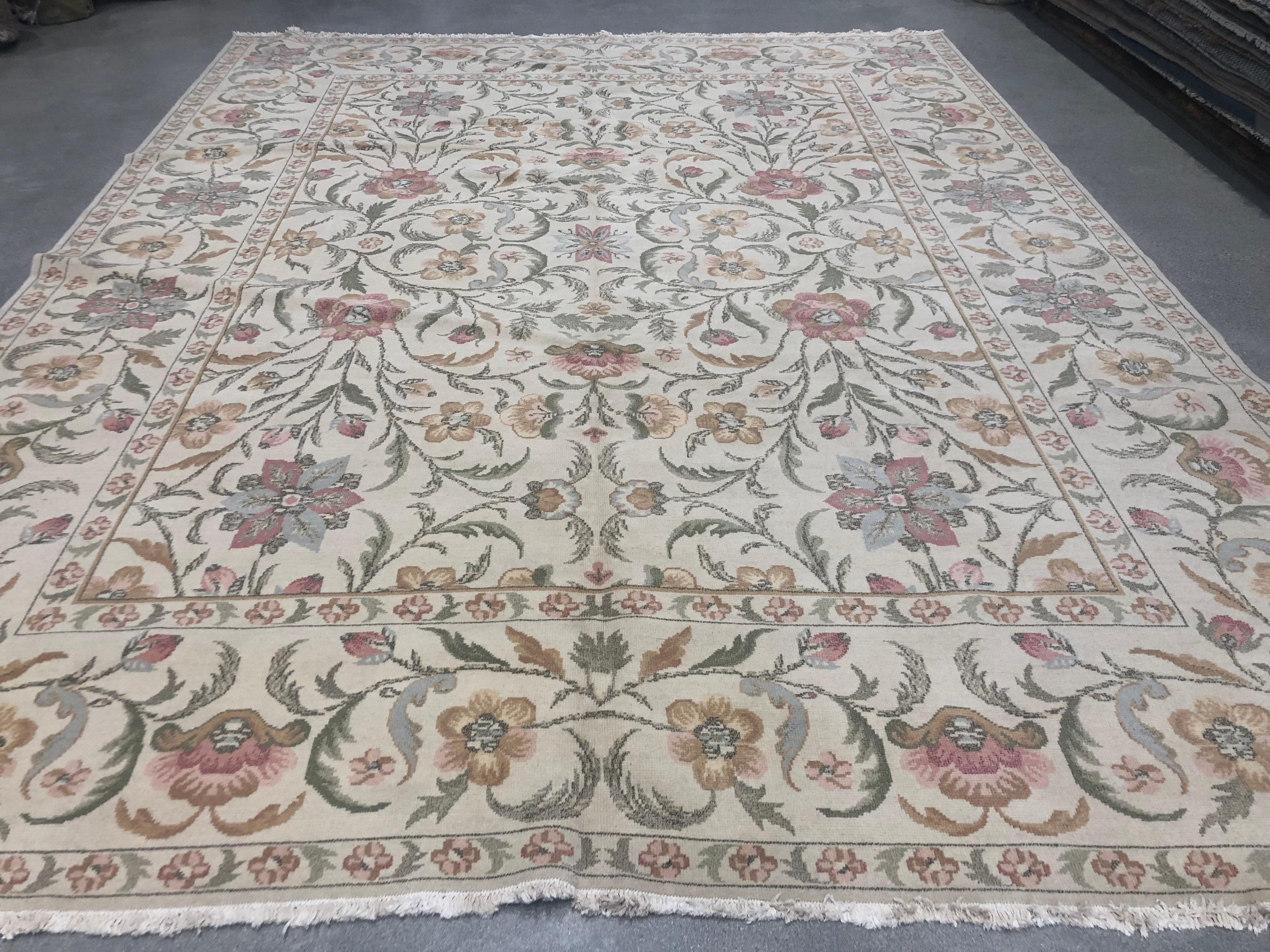 Européen Tapis à motifs floraux rouges, or et argentés en vente