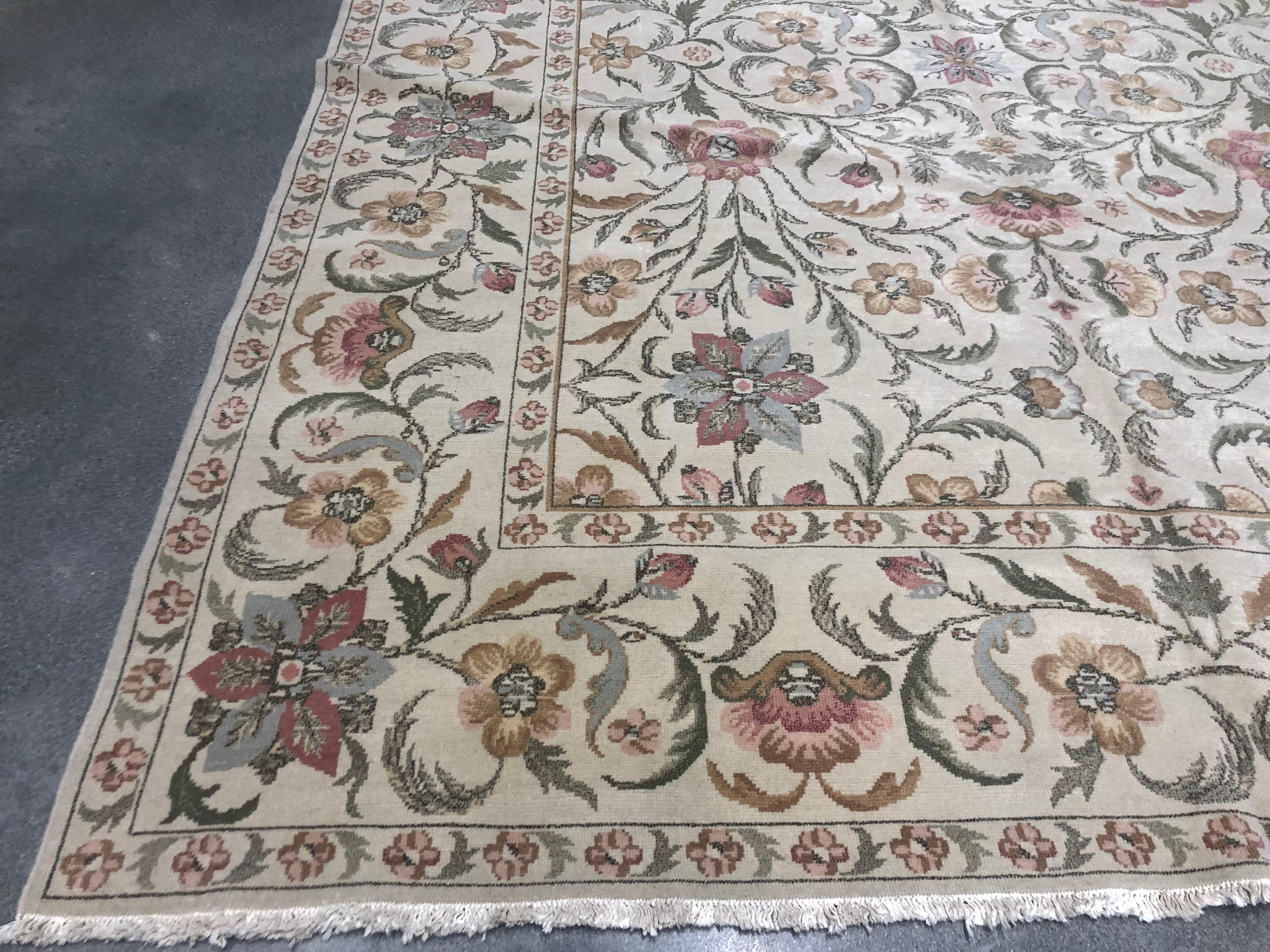 Noué à la main Tapis à motifs floraux rouges, or et argentés en vente