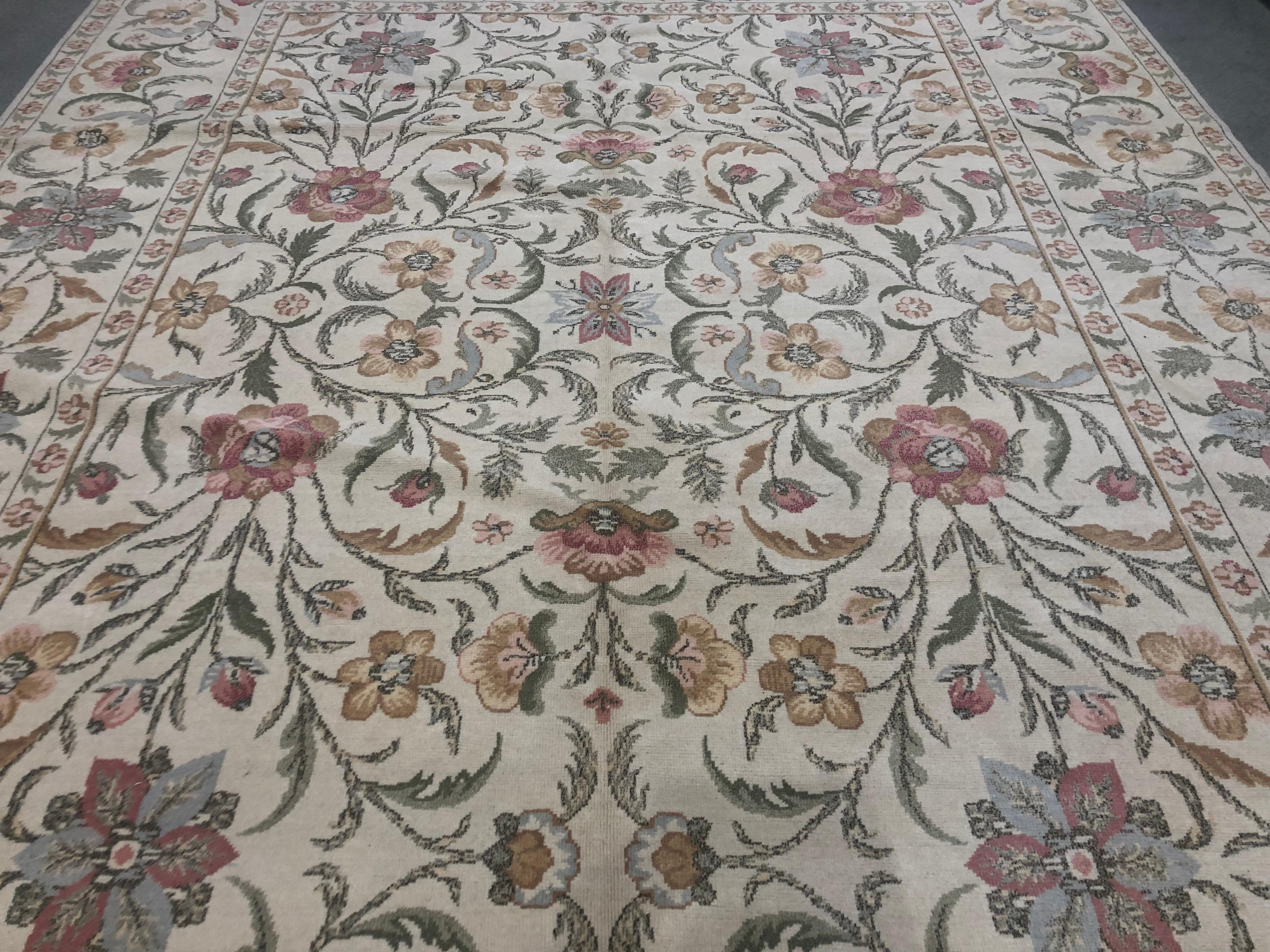 Tapis à motifs floraux rouges, or et argentés Neuf - En vente à Los Angeles, CA