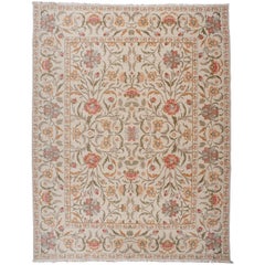 Tapis à motifs floraux rouges, or et argentés