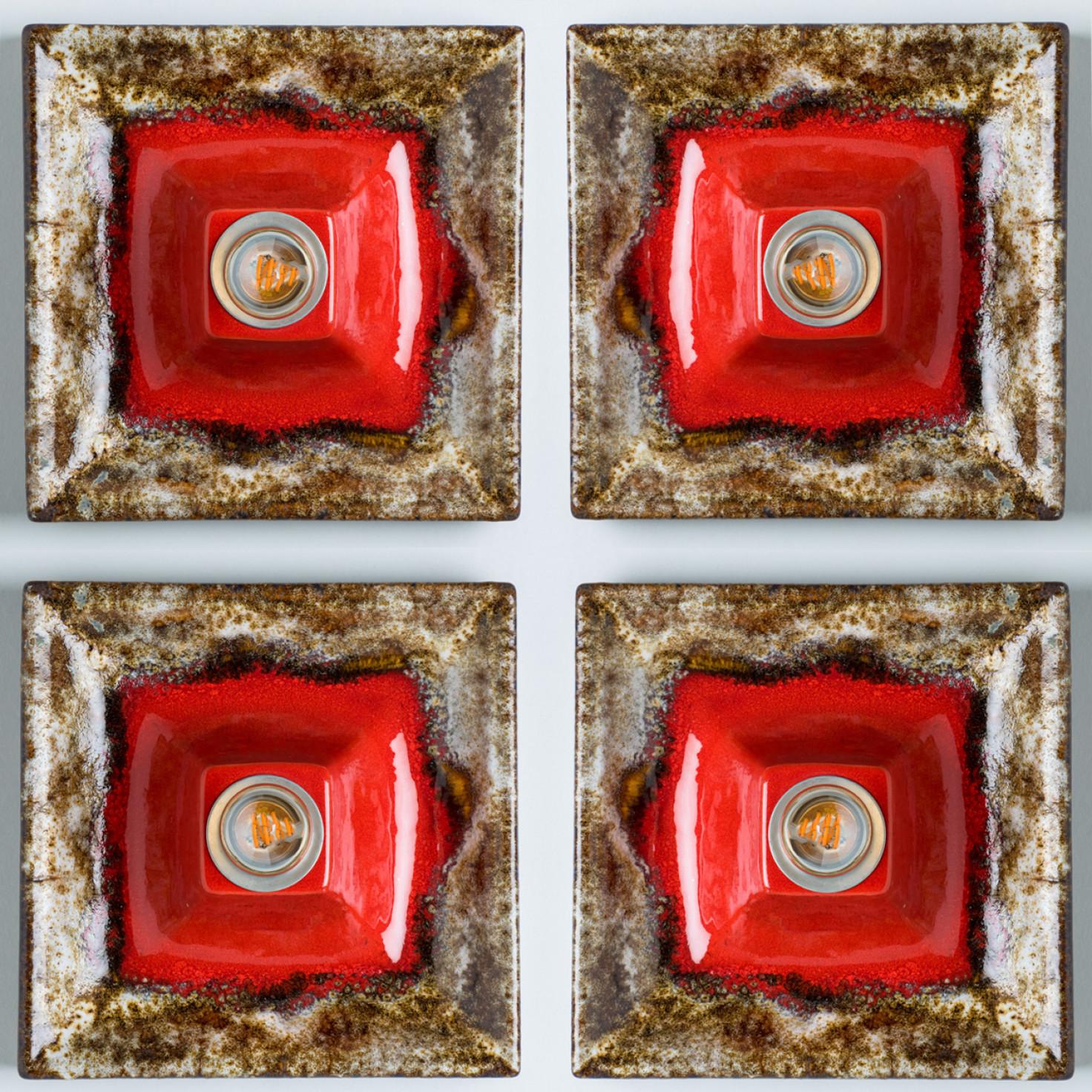 Superbe applique murale carrée de forme inhabituelle, fabriquée dans les années 1970 au Danemark, avec des céramiques rouges de couleur riche et un bord doré. Nous proposons également d'autres lampes de couleur similaire, comme indiqué sur les
