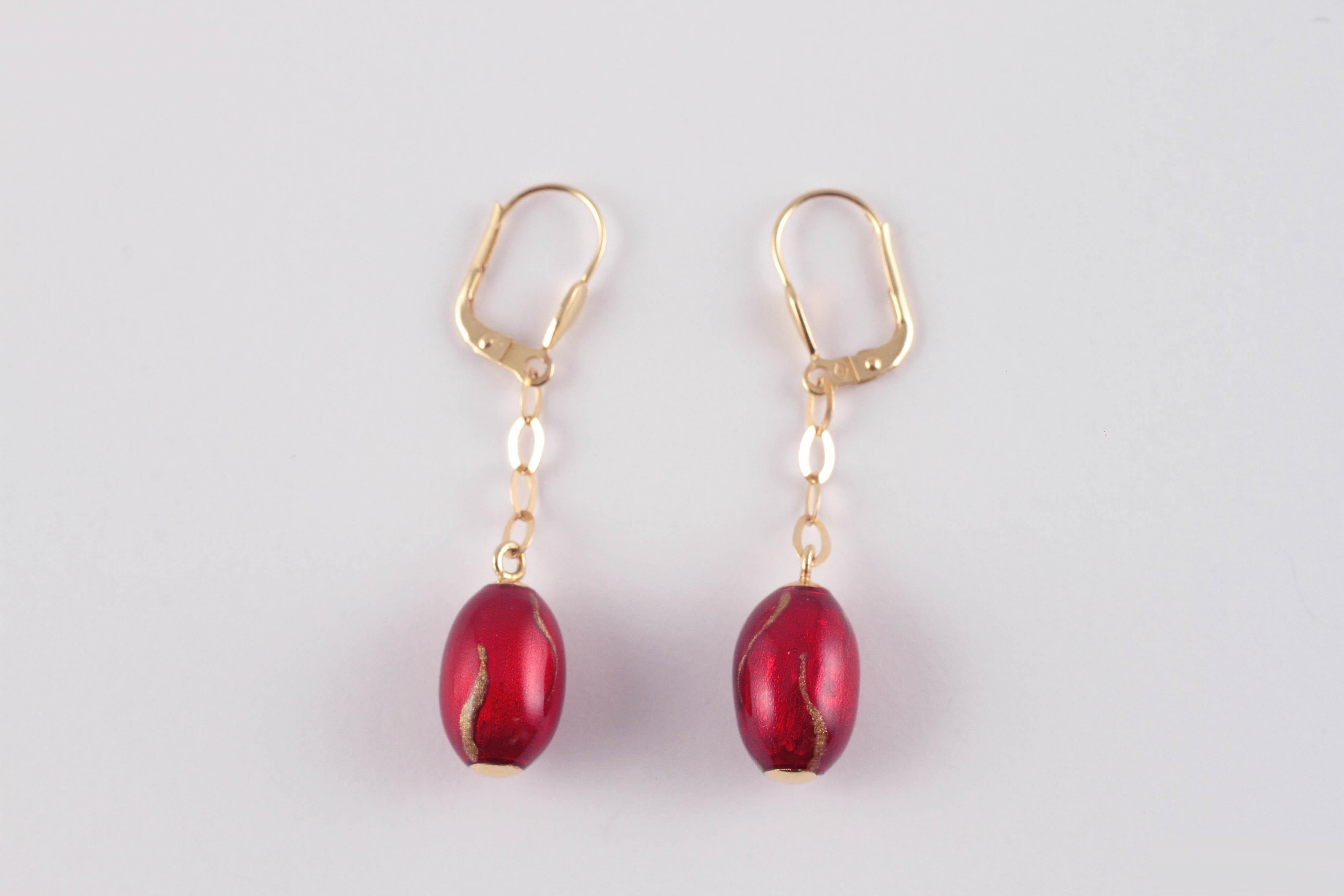 Lustig und kokett!  Aus 18 Karat Gelbgold, rote und goldene Emailleperlen mit gelbgoldenen, ineinander greifenden Gliedern. Gesichert mit einer Hebelspange.