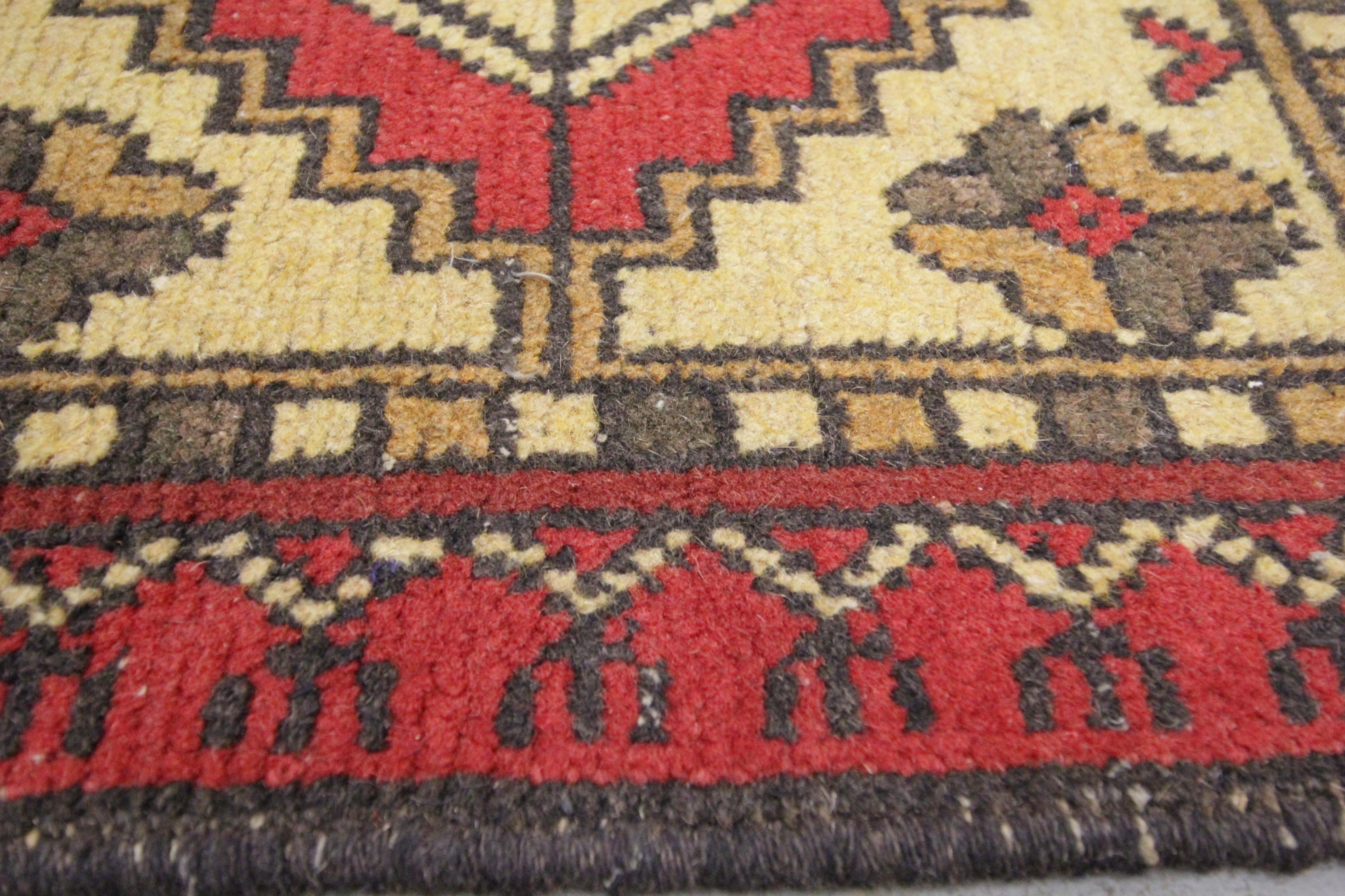 Geometric Area Rug Handwoven Oriental Living Room Carpet Red Gold  In Excellent Condition For Sale In Hampshire, GB