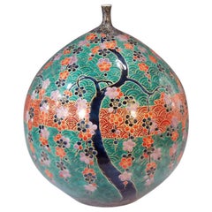 Vase japonais contemporain en porcelaine verte, noire, or et rouge par un maître artiste