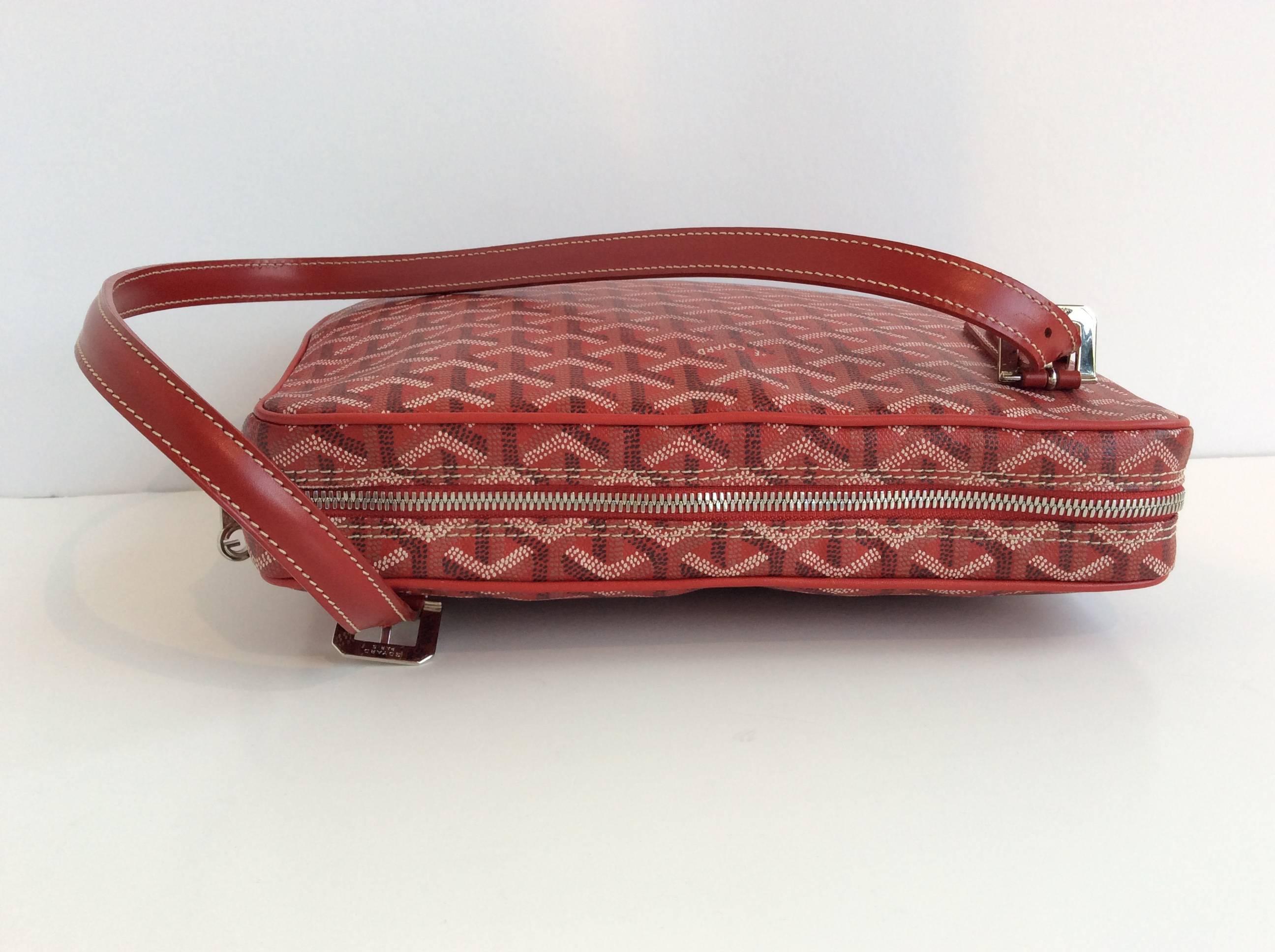 Red Goyard Goyardine Yona GM bag with leather shoulder strap with 11” drop. Silver zipper and hardware. Yellow fabric lining with one pocket. Comes with dust bag.
DEN020061