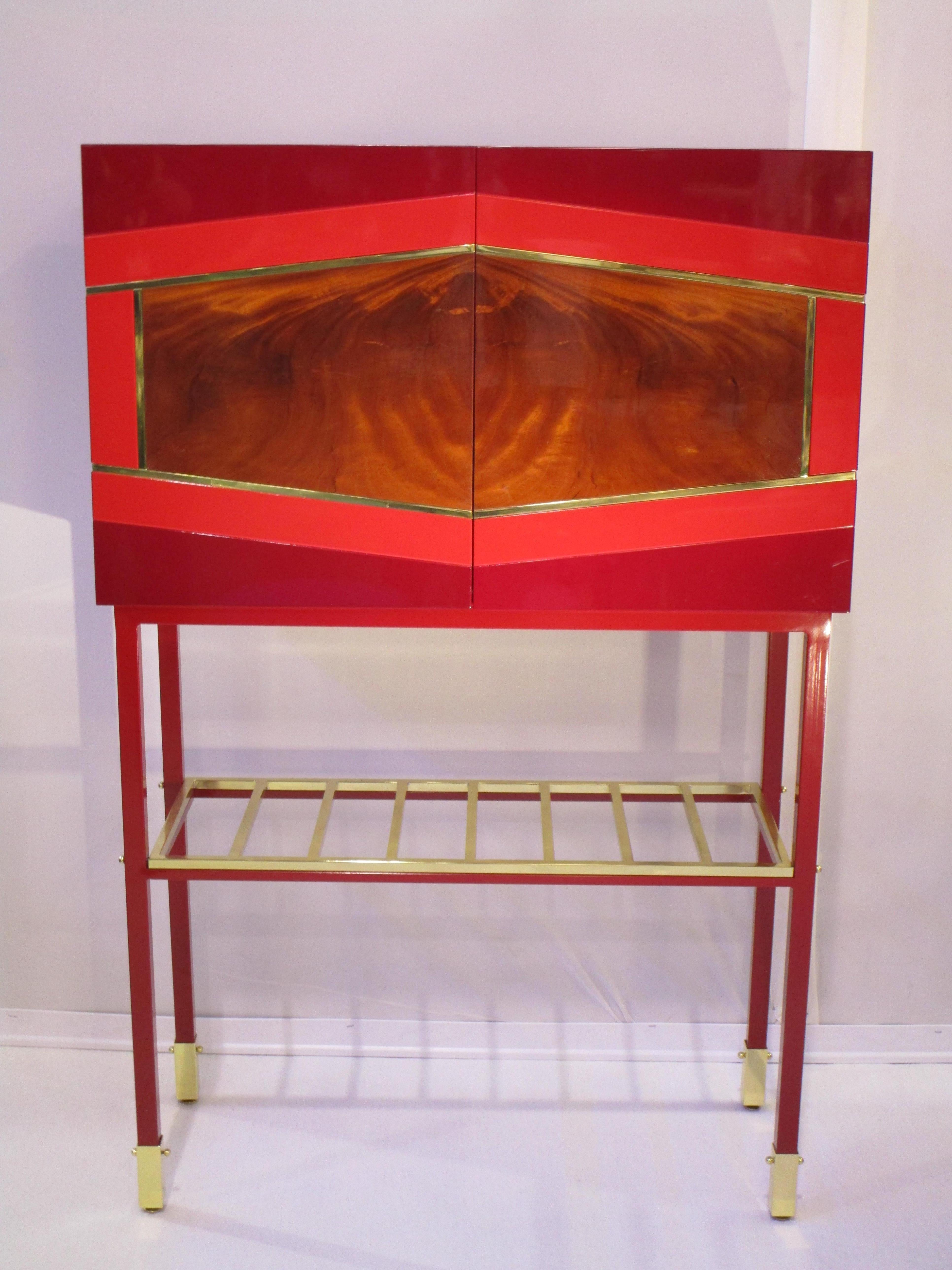 With its striking aesthetic, bold colors and geometric shapes, this modern cabinet blends originality with style in a design that effortlessly matches any decor. 

Featuring lacquer-finished reds and radica front in the shape of a diamond and