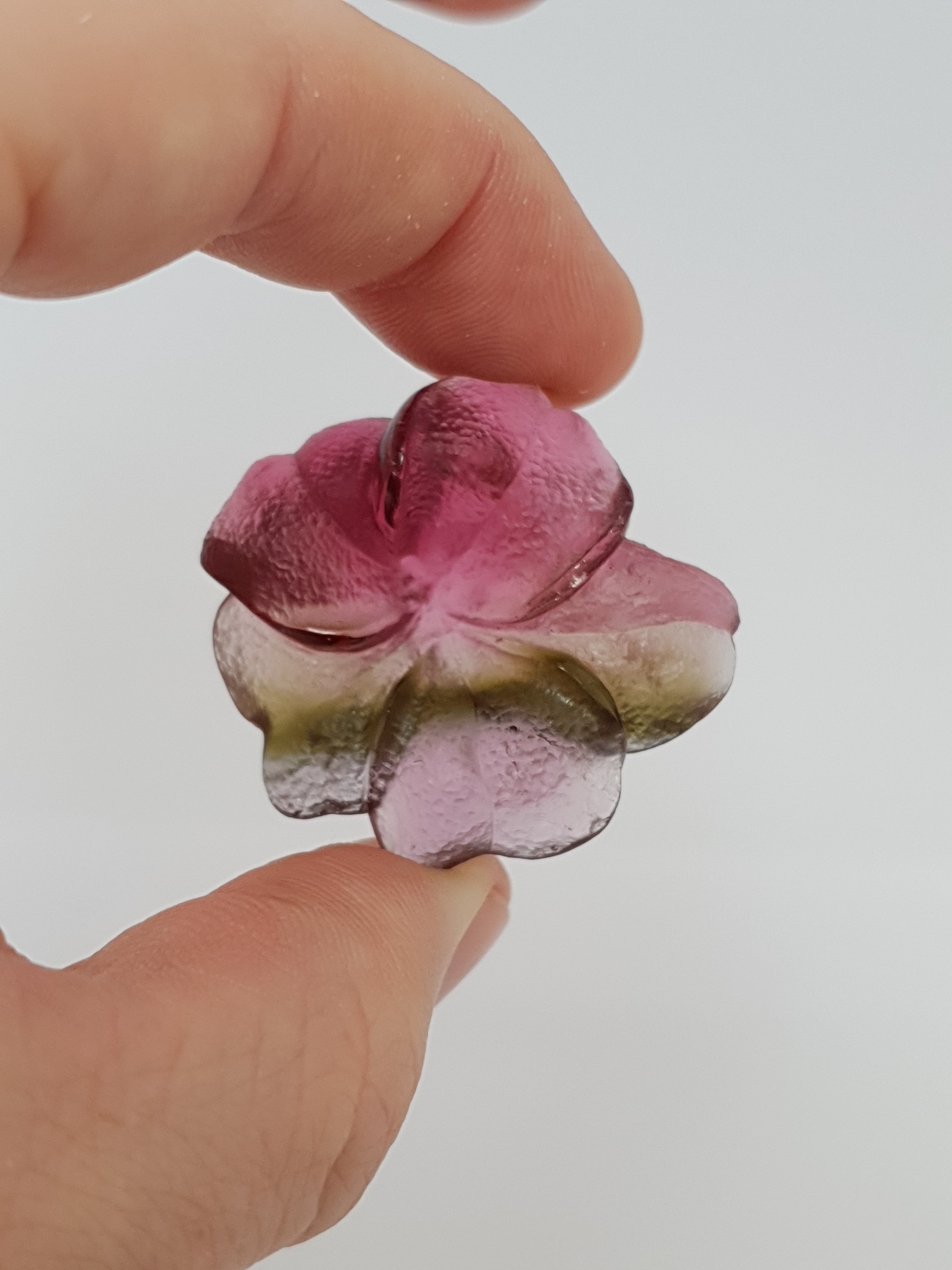 This lovely flower is handcarved (Idar-Oberstein, Germany) out of red-green Bi-Colour Tourmaline from Madagascar.
The noble quality of this piece can be seen in the intensity of the color and the clarity.

measures: 52 x 48 x 12 mm
origin: