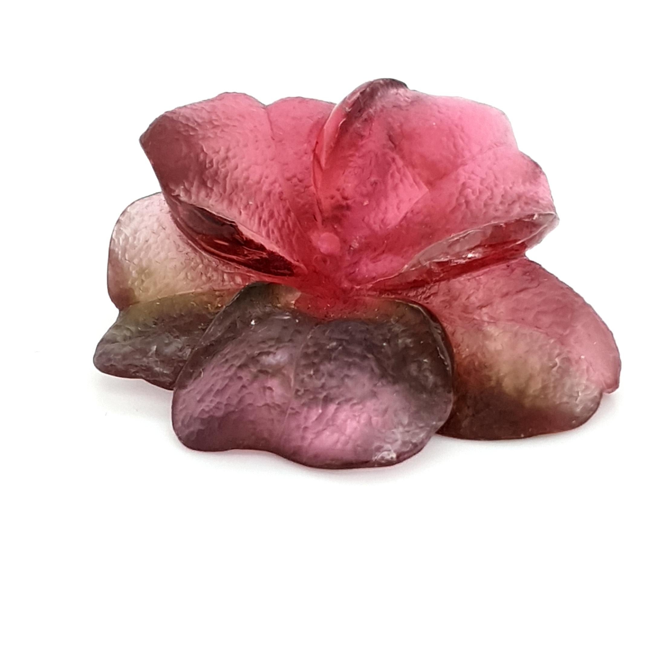 Esta preciosa flor está tallada a mano (Idar-Oberstein, Alemania) en turmalina bicolor rojo-verde de Madagascar.
La nobleza de esta pieza se aprecia en la intensidad del color y la claridad.

medidas: 35 x 35 x 17 mm
origen. Madagascar
peso: 74,15