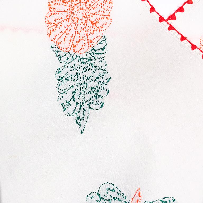 Handgenähter, gehäkelter Leinen-Tischtuch mit rotem, grünem, geblümtem Hibiskusmuster, Tischläufer (Moderne der Mitte des Jahrhunderts) im Angebot
