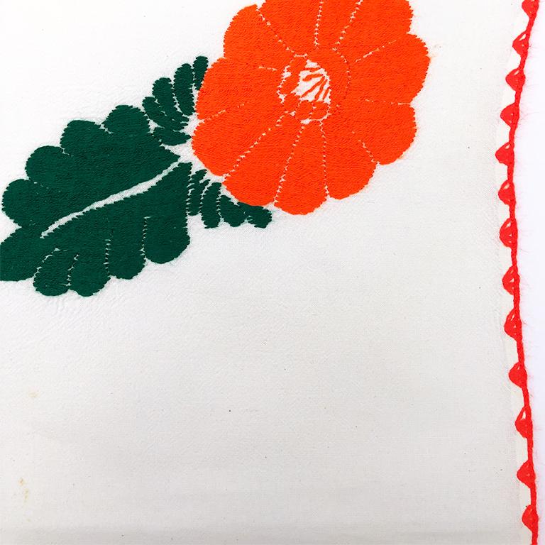 Handgenähter, gehäkelter Leinen-Tischtuch mit rotem, grünem, geblümtem Hibiskusmuster, Tischläufer (Mitte des 20. Jahrhunderts) im Angebot