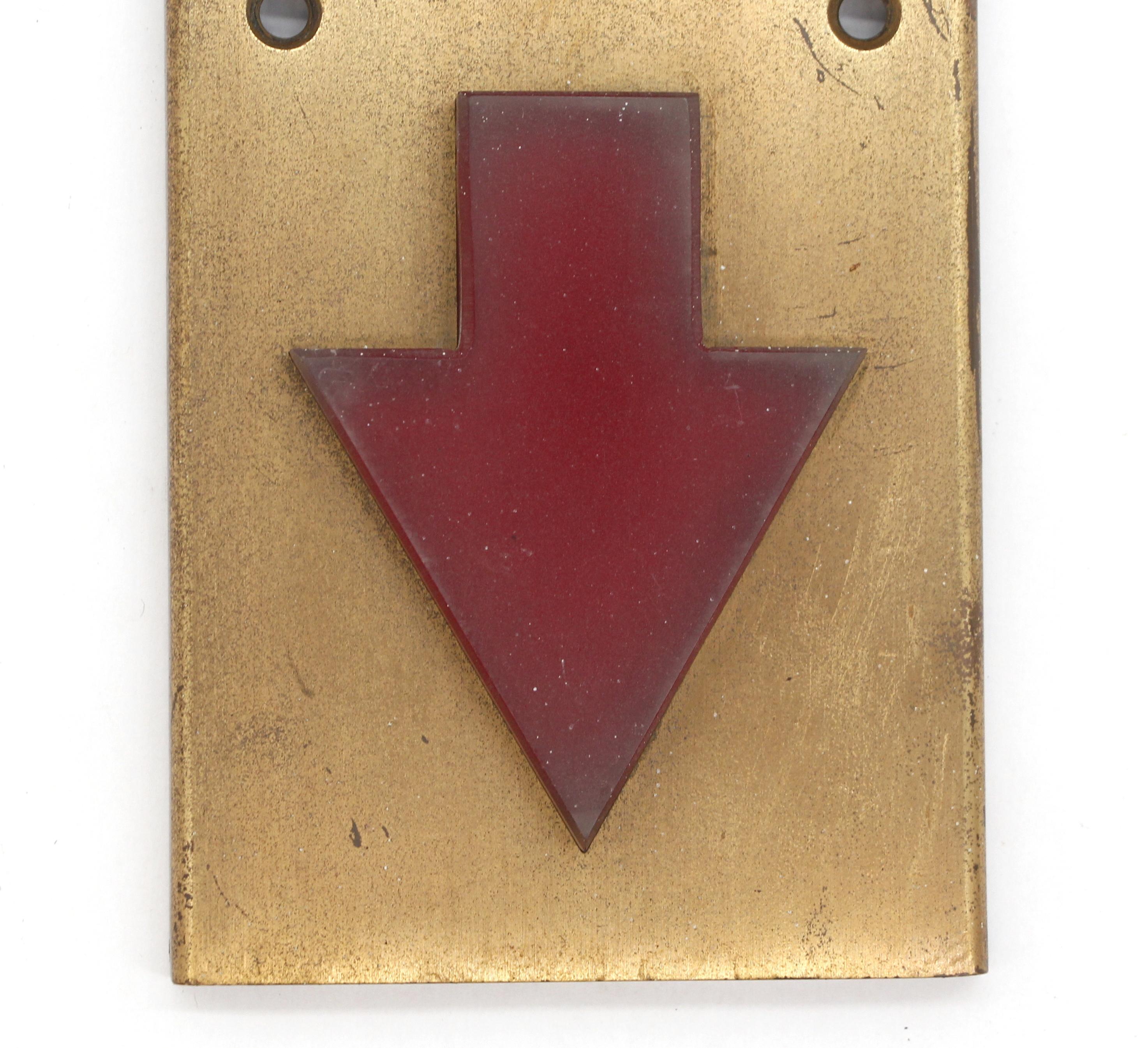 Rot & Grün Lucite Messing Elevator Indikator Platte (Industriell) im Angebot