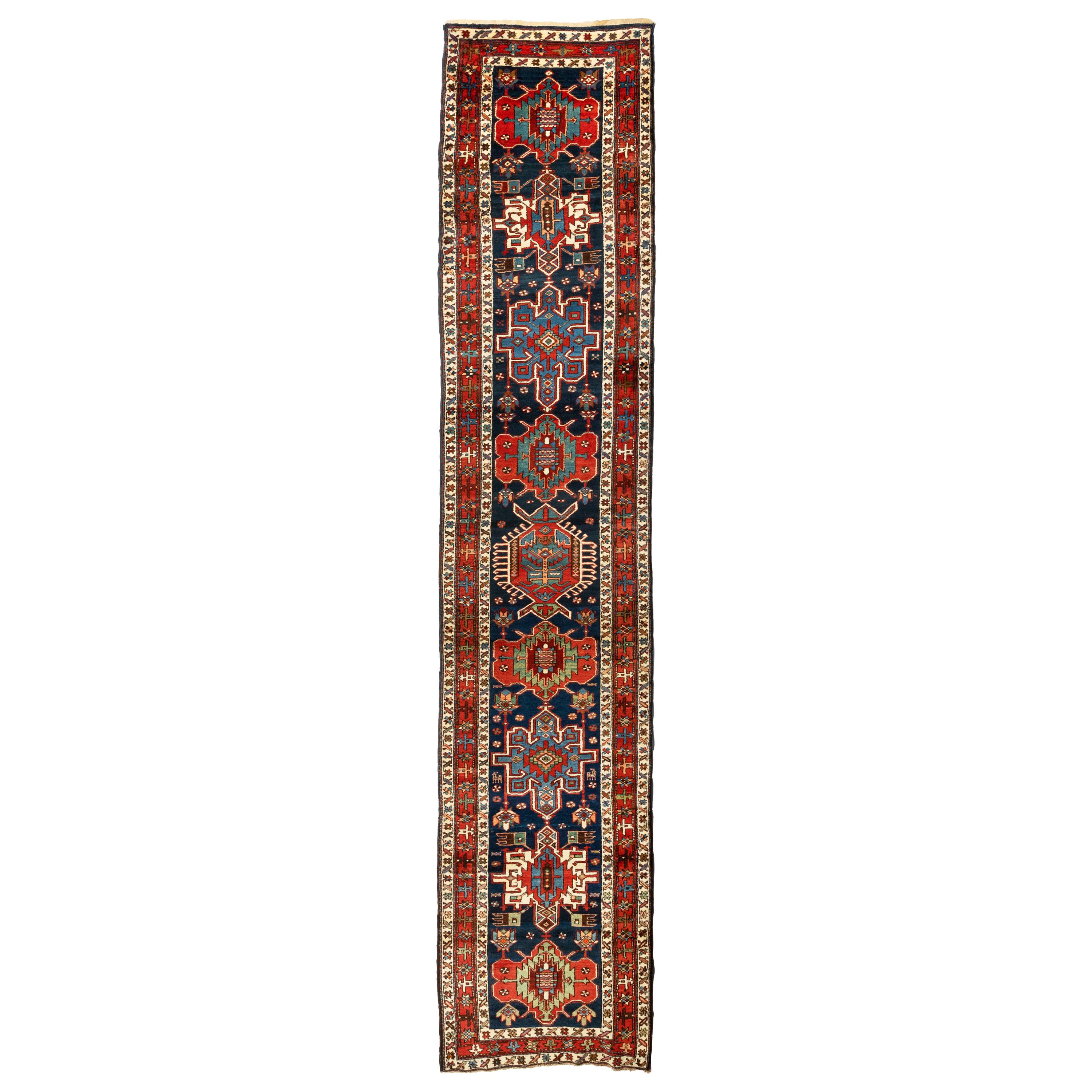 Antike Rot Grün Marineblau Stammes Persisch Karaja Läufer Teppich c. 1900-1910 im Angebot